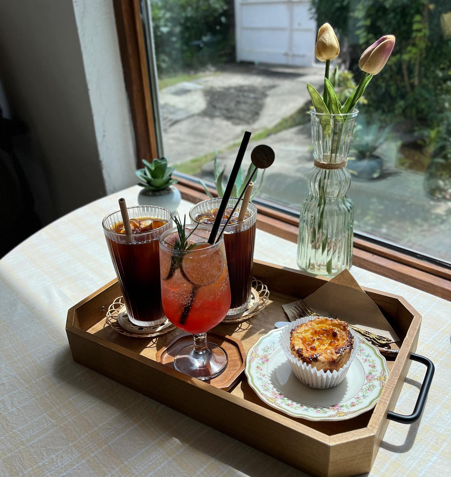 날 좋고, 맛 좋고, 뷰 좋고
완벽한 카페 ☺️

yeoreum_garden.jeju 
🍪여름정원🥤
- 아메리카노 5.0
- 제주청귤에이드 7.0
- 옥수수에그타르트 4.5
🍀도민할인 10%🌿

🏠 제주 서귀포시 성산읍 풍천로192번길 40-5
📞 050713799661
🚪 전화 확인

​#내돈내산 #여름정원 #성산카페  #제주카페 #cafe #제주카페 #dessert