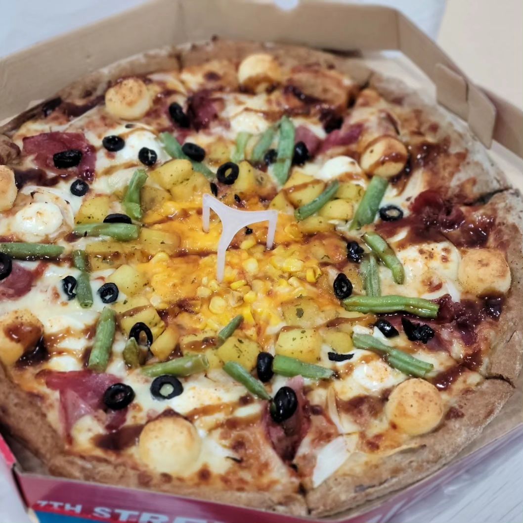 언제 먹어도 좋은 #신촌피자맛집 ㅎㅎ
​
오늘은, 포장해서 더욱 저렴하게 즐긴
​
#신촌맛집추천 #신촌피자추천
​
#7번가피자 마포신촌점 신메뉴 먹고왔어요 ㅎ.ㅎ
달콤한 크림치즈 볼과
​
옥수수, 그린빈, 소세지, 올리브의 조화 ㅎㅎ