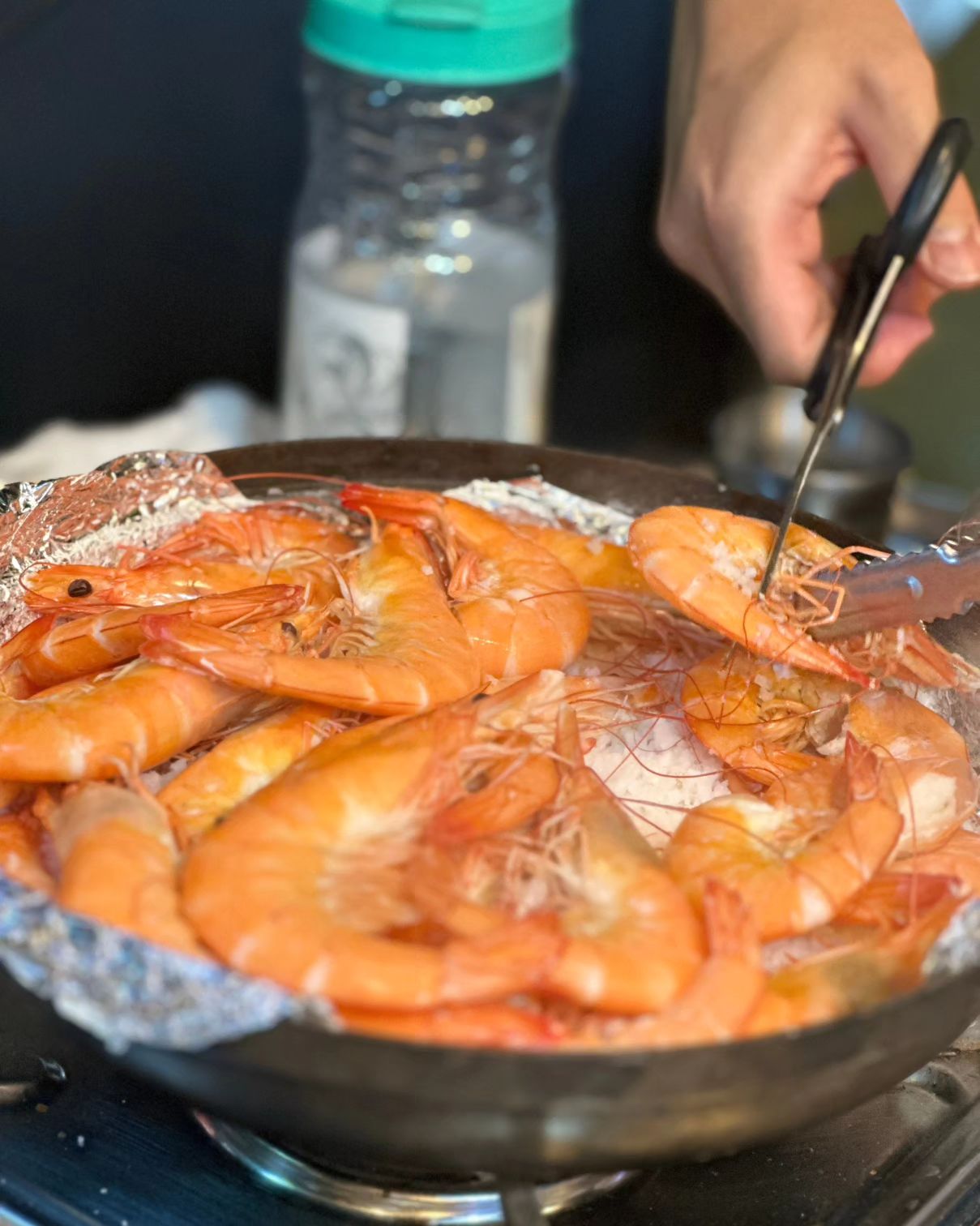 .
요즘 대하가 살이 오동통한게 정말 맛있어요!!!
저희는 겁이 많아서 ㅋㅋ 새우 튀어나올까봐 뚜껑도 못 열고 구경만 했어옄ㅋ

다들 저녁은 맛있게 드셨나용!!
