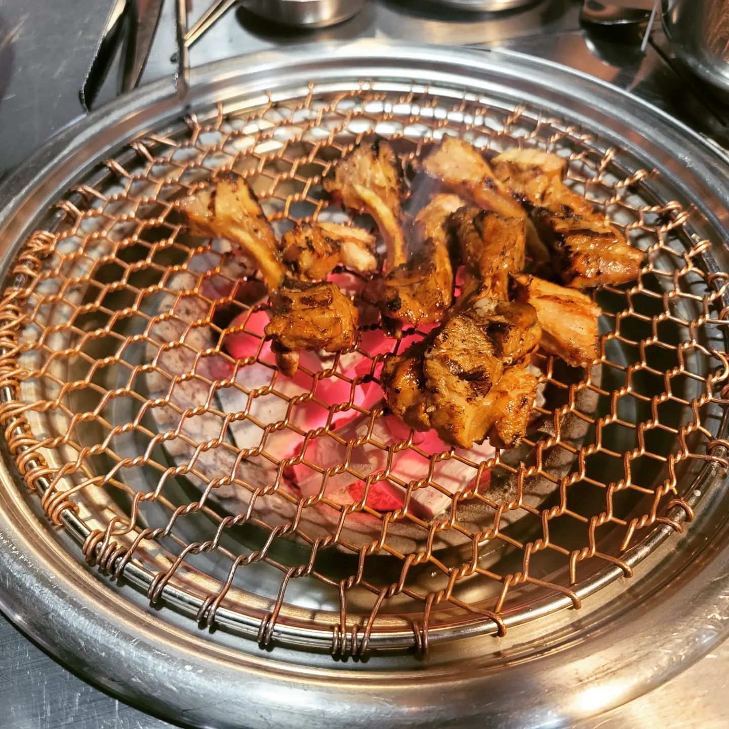 #강남구청역맛집 #해몽 #오잇_강남
꿈보다는 해몽~ 등갈비로 유명한 해몽에 드디어 갔다왔습니다! 회사에 친한 동료분들과 같이 갔는데 다들 너무 맛있다면서 찐웃음을 봤습니다~ 손으로 잡고 등갈비를 먹는데 산적이 된 기분이였습니다~ 아주 맛있게 먹고 왔고 또 가고 싶어요!

해몽은 등갈비로 유명한집인데요! 테이블링으로 원격줄서기를 한후 가게에 도착해 들어갔습니다. 원격줄서기 꼭 하세요! 역시나 등갈비 맛집답게 한번 시키면 못시키는데요 ㅠㅠㅠㅠ 남자2명은 4인분 여자2명은 3인분 시켜서 먹는다고 하네요. 등갈비는 초벌되서 나오고 잘 뜯어서 먹을 수 있게 해주세요. 등갈비는 부들부들하면서 입안에 가득 갈비가 들어가 풍부한 식감을 제공합니다. 거기에 간도 딱 적당해요. 너무 달지도 않고 짜지도 않고 딱이에요! 거기에 냄비비빔밥은 아는맛이고 아주 배터지게 먹고 왔네요~

글쓰면서도 등갈비 먹고싶다는 생각이 마구마구 떠오르면서 등갈비는 너무 맛있다는걸 다시 한번 깨달았습니다~

네이버 검색창에 @오잇 검색하셔서 보시거나 혹은 프로필 링크를 클릭해주세요!
.
.
.
#음식스타그램 #먹스타그램 #먹스타맞팔 #먹스타맞팔환영 #강남구청맛집 #등갈비 #등갈비맛집 #해몽들갈비 #강남구청역 #jmt #존맛 #존맛탱 #맛집 #맛스타그램 #소통환영 #소통 #선팔하면맞팔 #음식추천 #추천음식 #추천메뉴 #메뉴추천 #맛있다그램 #저녁 #저녁메뉴 #저녁추천 #푸드스타그램 #내돈내산