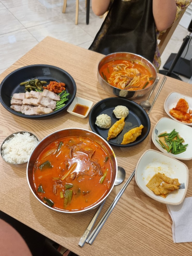 세종시 보람동 맛집 육대장 깔끔하고 푸짐한 육개장에 한방보쌈 육즙 가득 만두까지