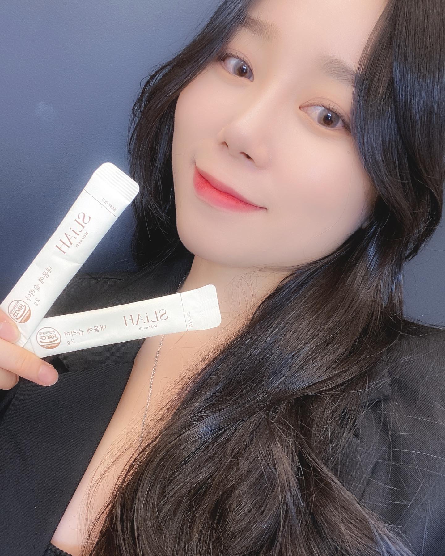 #협찬

제가 진짜 진짜 잘 붓는 스타일이고든요..근데 여즘  붓기만 빠져도 다이어트 반은 성공이라고 하잖아요 ㅠㅠ …

그래서 제가 요즘 슬리아를 하루 2포씩 섭취해주면 구연산칼륨이산과 알칼리의 균형을 맞춰주고 체내의 수분양을 조절해주며 부종에 도움을 준다고해서 열심히 먹어봤더니 아침에 일어날때 확실히 몸이 몬가 가벼워진 느낌인거 있죠 …💛

#슬리아 #브로멜라인슬리아 #브로멜라인추천 #추천 #얼굴붓기빼는방법 #붓기빼는법 #내몸에슬리아