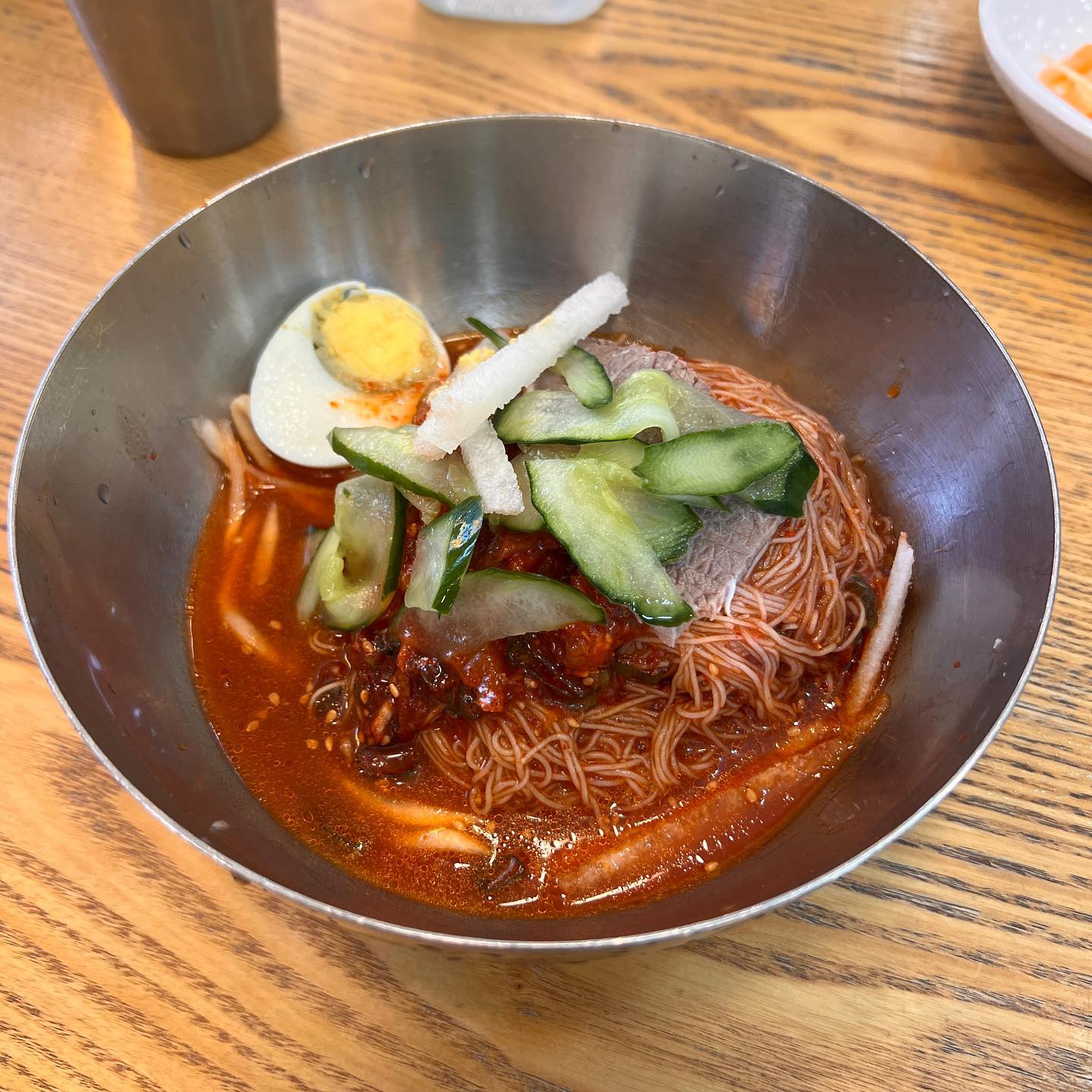#강남면옥 #섞어냉면
간만의 일퇴에 집가기 아쉬워 점심으로 회냉면을❤️
냉면중에서는 함흥냉면을 제일 좋아하는 나는
꽤나 만족했다 ㅎㅎ 특히 면 얇은거! 너무좋음👏
양념도 적당했고 식초 많이 겨자적당히 먹다가 물냉육수 달라고 해서 비빔물냉면으로 먹는게 내 스타일
13000원 가격 너무 하지만... 가끔 땡길때 먹는거 좋은것같다 ㅎㅎ 
*온육수 생강향 나고  고기향 많이 나서 밥말고싶음👏
.
.
.
#잠실맛집 #종합운동장역맛집 #잠실새내맛집 #면스타그램 #냉면맛집 #직장인점심 #잠실점심 #점메추