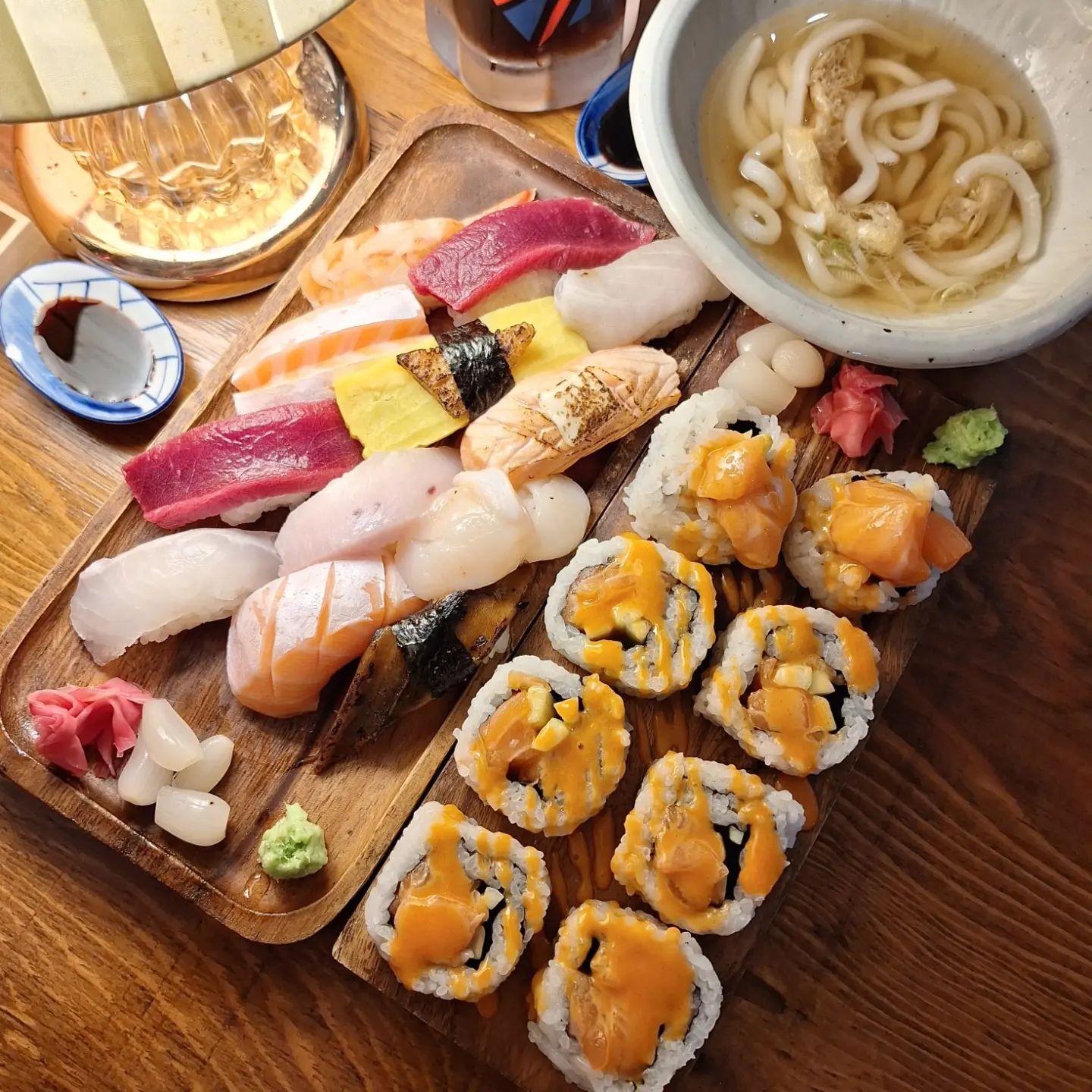 #협찬

마마도마 남포점

쉐프의 오마카세 + 우동 1.84
스파이시연어롤 + 우동 1.19

남포동롤맛집인 마마도마에 다녀왔어요! 몇년만의 방문인데 여전히 맛있더라구요!
마마도마에서 롤은 처음 먹어보는데 와... 연어 퀄리티가 남달랐어요

롤에들어가는 연어가 두껍고 부드러운게 너무 맛있더라구요 ㅠㅜ

쉐프의 오마카세 메뉴는 12피스의 스시와 우동이 함께 나오는데요
스시 네타의 퀄리티가 다들 미쳤더라구요..

일단 생선들이 다 두껍고 윤기가 장난이 아니에요
연어는 뱃살 부분과 배꼽살 부분이 나와서 기름기가 장난이 아니었고

광어는 지느러미 초밥도 나왔답니다!

참치는 적신부분과 황새치 뱃살이 함께 나왔어요..!

가리비 관자도 부드럽고 달달하면서 감칠맛이 좋았고

계란초밥에 장어 꼬리가 함께나오다니 대박이었어요...

쉐프의 오마카세 메뉴 너무 만족해서 다음에 남포동에서 점심 먹을 일 있으면 또 방문할 예정이랍니다 입이 정말 행복한 시간이었어요

#남포동롤맛집 #부산남포동스시 #남포동맛집 #남포동스시 #남포동맛집추천 #마마도마 #맛집 #먹스타 #맞팔 #선팔 #맞팔선팔 #선팔맞팔 #먹스타 #먹팔 #먹스타그램 #먹팔해요 #먹팔환영 #선팔하면맞팔 #맞팔해요
