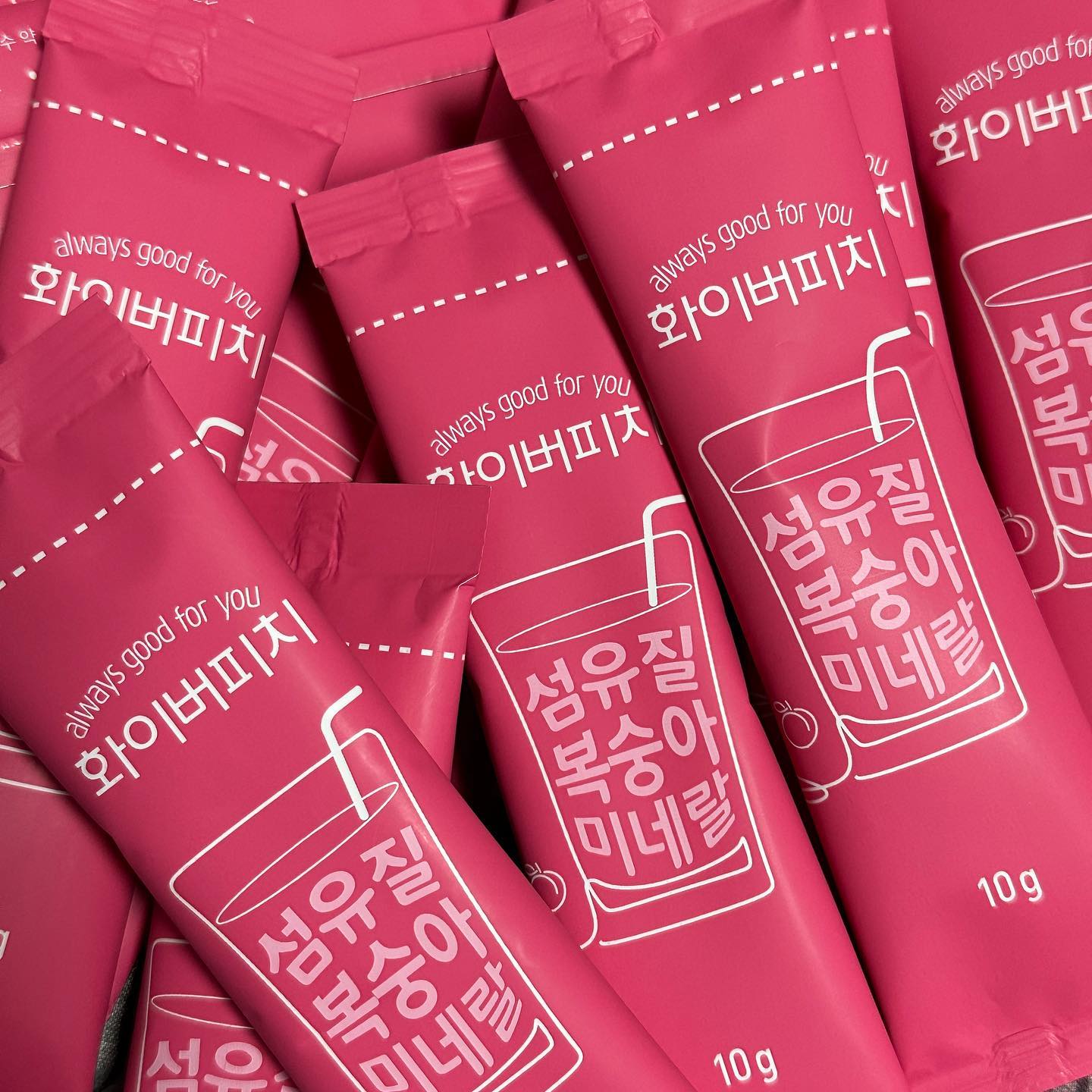 헬스장도 끊고 본격적인 다이어트 시작 💪

샐러드나 요거트야 뭐… 원래부터 좋아했던 것들이라 다이어트 식단에는 큰 문제가 없었는데 ✨ 아이스티 ✨ 를 끊기가 그렇게 힘든 거 있죠…? 

제로 콜라 제로 소주 다 나오는데 왜 아이스티만 없냐구요 ㅋㅋㅋㅋㅋ 징징거리다가 어라… 제로 아이스티 발견 😳

진짜 제로인가 싶어서 찾아봤는데 무색소, 무설탕, 무부형제로 더욱 안심하고 먹을 수 있더라구요? 심지어 맛도 원래 아이스티보다 살짝 새콤달콤해서 더욱 맛있는… 

이눌린 식이섬유부터 저분자 피쉬콜라겐까지 모든 것을 한 포에 담았다는데 ✨ 화이버피치 ✨ 하나로 다 챙길 수 있다니 ㅠㅠ

저는 일반 아이스티 형태로 타 먹었는데, 요거트와 곁들여서 먹을 수도 있고 에이드로 먹기에도 좋아서 여러모로 다이어트 중에 잘 활용하게 될 것 같더라구요 🤍

((꿀Tip. 녹일 때 소량의 뜨거운 물로 녹이면 더욱 잘 녹아요 !!!))

다이어트 중에도 복숭아 아이스티는 절대 포기 못하는 분들 적극 추천 🍑

#협찬 #레이즈어블 #화이버피치 #아이스티 #복숭아아이스티 #제로음료 #제로아이스티 #제로칼로리음료 #아이스티가루 #물에타먹는음료 #코스트코아이스티 #아이스티복숭아 #아이스티원액 #무설탕음료 #아이스티스틱 #아이스티분말 #복숭아아이스티가루 #제로칼로리아이스티 #무설탕아이스티