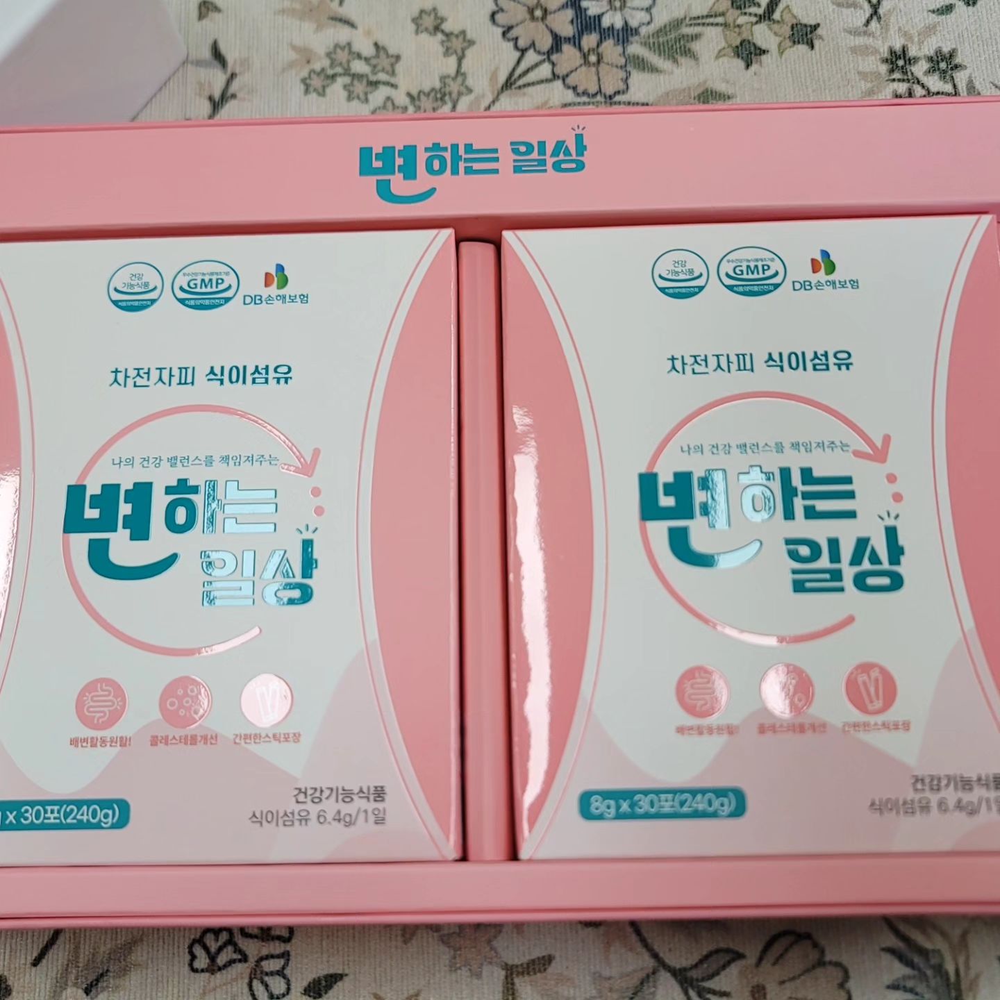�
#변하는일상 #차전자피식이섬유 #다이어트쾌변 #변비가심할때

#변비에좋은식품 #변비잔변감
 #섬유질이많은음식 #변비해결
 #변비

#수용성식이섬유 #불용성식이섬유 #다이어트꿀팁 #차전자피 #건강기능식품

#식이섬유 #체중관리 #장건강 #장건강개선 #포만감 #포만감유지 #콜레스테롤

�
항상 변비로 고생하고 있어서 
변비에 도움을 주는 건강기능식품에 관심이 많은데요!
이번에 알게된 건강기능식품이 있는데
바로 변하는일상 이라는 차전자피 식이섬유에요

차전자피는 질경이과 식물의 씨앗 껍질인데요
수분을 흡수하면 최대 40배가 팽창되어서
장의 연동운동을 촉진시켜서 배변활동에 도움을 주어요~

배변활동을 원활하게 하고
콜레스테롤 개선도 되는!
간편하게 스틱 포장 되어있는 차전자피 식이섬유 변하는 일상이에요

차전자피가 무려 6,400mg이 함유되어 있고요
식약처에 따르면 3,900mg 이상 함유되어야 배변 활동이 원활해지는 데 도움을 줄 수 있고
5,500mg 이상이어야 혈중 콜레스테롤 개선에 도움을 준다고 해요
그리고 식약처에서 기능성을 인정받은 건강기능식품을
우수건강기능식품제조기준인 CMP인증시설에서 제조하고 있어요!

스틱 한 개당 8g이고 한 박스에는 30포가 들어있어요
아침, 저녁으로 하루 2회 한 번에 스틱 1개를 섭취하면 돼요
원료명 및 함량을 살펴보면
차전자피 6,400mg 뿐만 아니라 비타민, 유산균 등도 함유되어 있어요
섭취 시 주의 사항도 자세히 적혀있고요

우유, 대두, 토마토가 함유되어 있어 알러지가 있다면 확인하고 섭취하셔야 해요
하루 두 포를 섭취하면 되고 열량은 61kcal 입니다~~

박스를 열어보니 팜플랫과 본품 박스 두 개가 들어있는데요
변하는 일상 섭취 후 장내세균변화를 분석한
한국의과학연구원의 결과지도 있어요
장내세균변화가 20일만에 정상 범위로 돌아온 것이 확인되었어요

이것이야말로 20일의 기적이라고 할 수 있겠죠?

꾸준히 섭취해서 배변활동 원활해지는 데 도움 받고 싶어요!