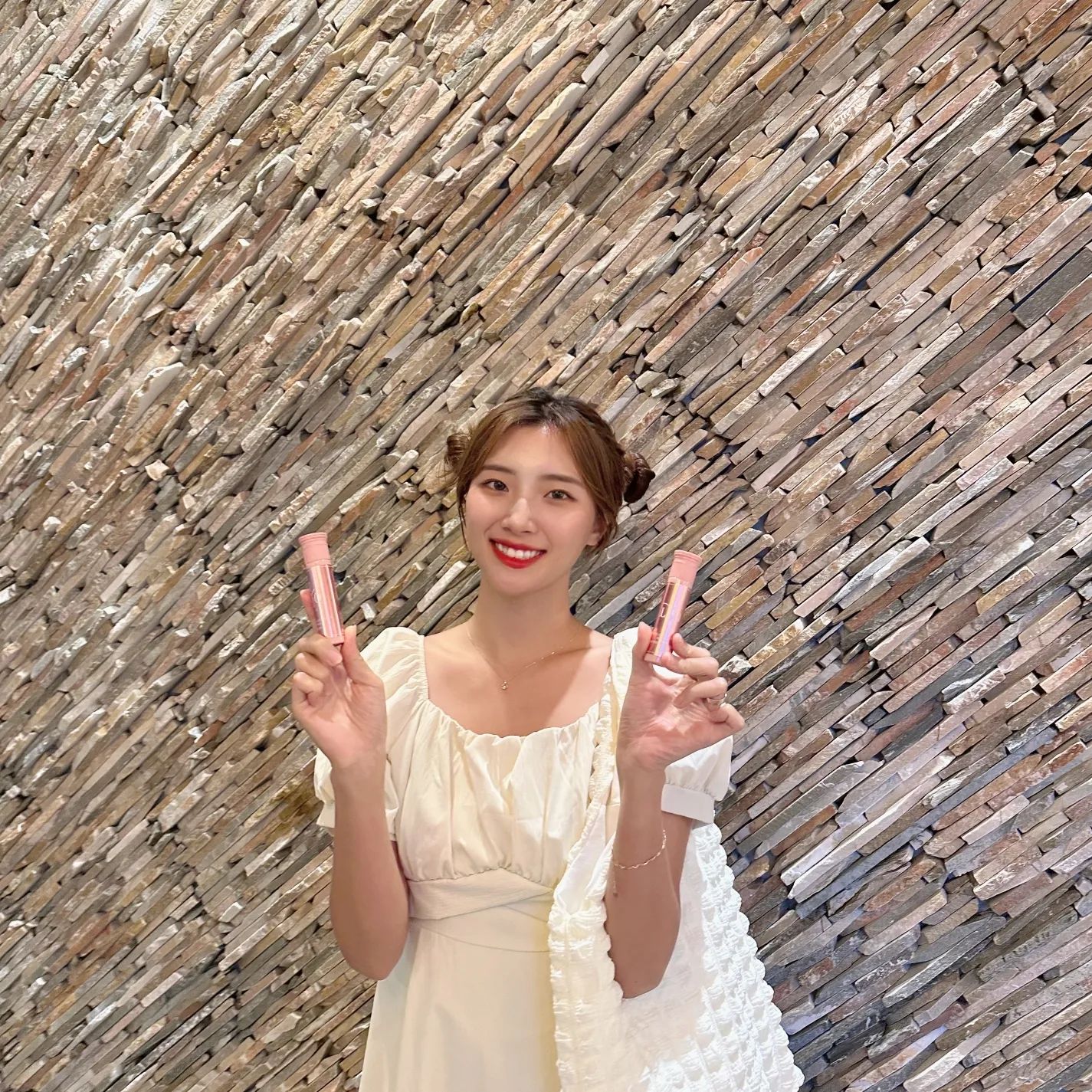 🫶
.
콜라겐을 마실 수 있다뉘😎
아일로를 먹으면 콜라겐, 엘라스틴, 비오틴을 
고함량으로 한번에 섭취가 가능해요💗
그리고 액상이다보니 빠르게 흡수된답니당
거기다 맛은 산뜻한 오렌지맛이어서 부담없이 먹을 수 있어요❤️
패키지 까지 고급스러워서 선물하기 넘 최고에요🫶 
휴대하기도 넘 편해서 카페에 먹으러 가져갔다가 한컷 찍었답니다😉

요새 날씨가 점점 선선하니 저녁에는 춥더라구요🥹
감기조심하셔용😇
.
ilo.official.kr
.
#협찬 #아일로 #ILO #타입1콜라겐 #마시는콜라겐 #맛있는콜라겐 #피부콜라겐 #콜라겐선물