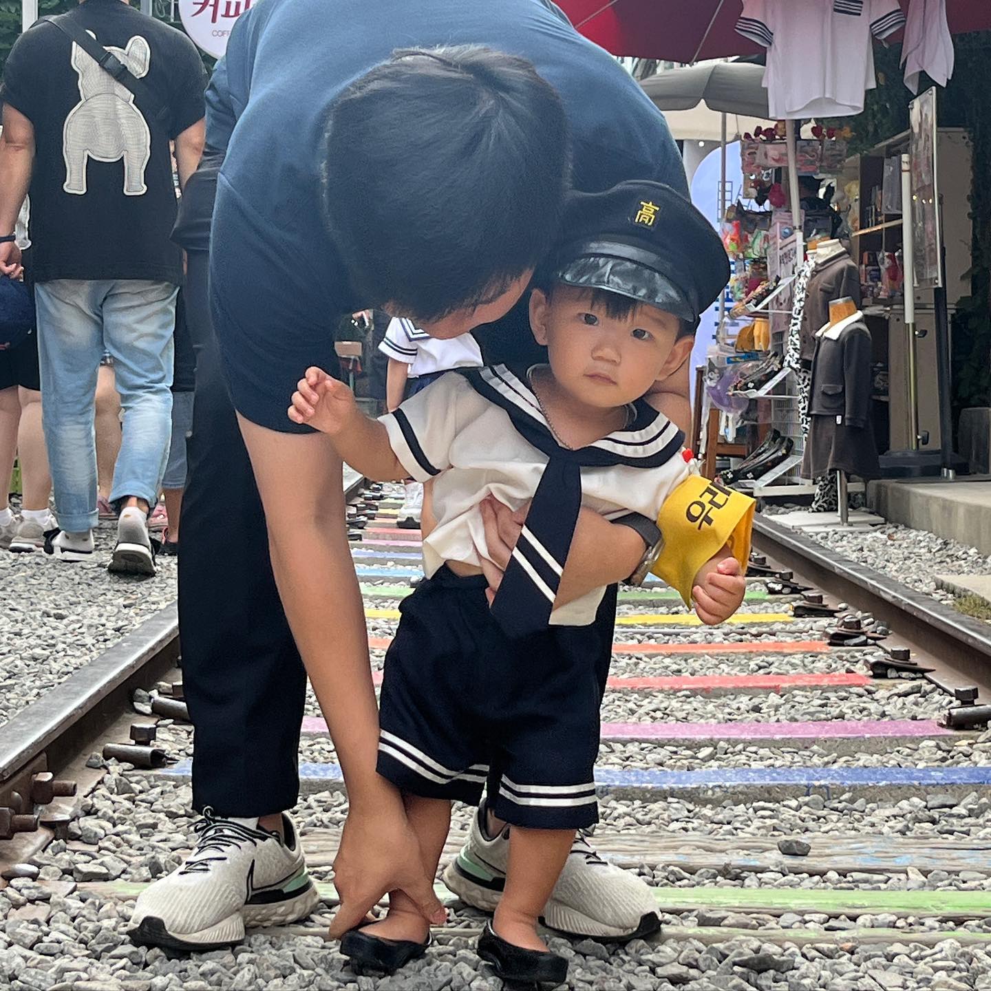 진짜진짜 힘들었지만
너무너무 귀여운 임시우💛
힘들어도 시우 사진보면 행복해
우리집상전 앞으로도 사진 마니 찍어줄게 📸

#경암동철길마을
#군산 #14개월