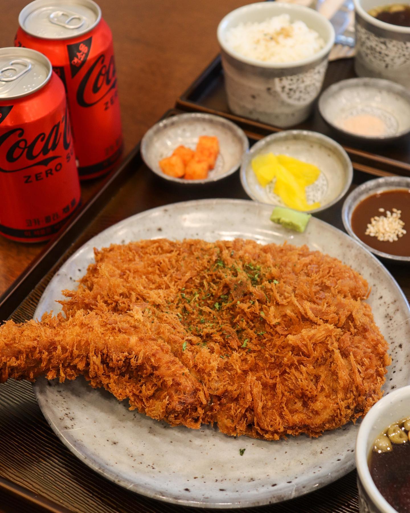 #잠실 #유미카츠 

🍖
토마호크카츠 드셔보셨나?
고기러버 오빠는 뼈가 그대로 붙은 통고기 토마호크카츠
다양한걸 좋아하는 나는 모듬까츠

숙성 등심이 가장 부드러울 도축 후
480시간의 기다림으로 만들어진 고기라서 더 부드럽네요.
송리단길 데이트 즐기면서 다녀왔는데 토마호크카츠, 떡볶이카츠,
로제파스타카츠 등 다양한 메뉴로 다양하게 즐기기 좋은 곳!

#송리단길맛집 #잠실맛집 #석촌호수맛집 #송파맛집 #짐실데이트 #잠실돈까스맛집 #돈카츠맛집 #송리단길돈까스 #돈까스맛집 #토마호크 #치돈맛집