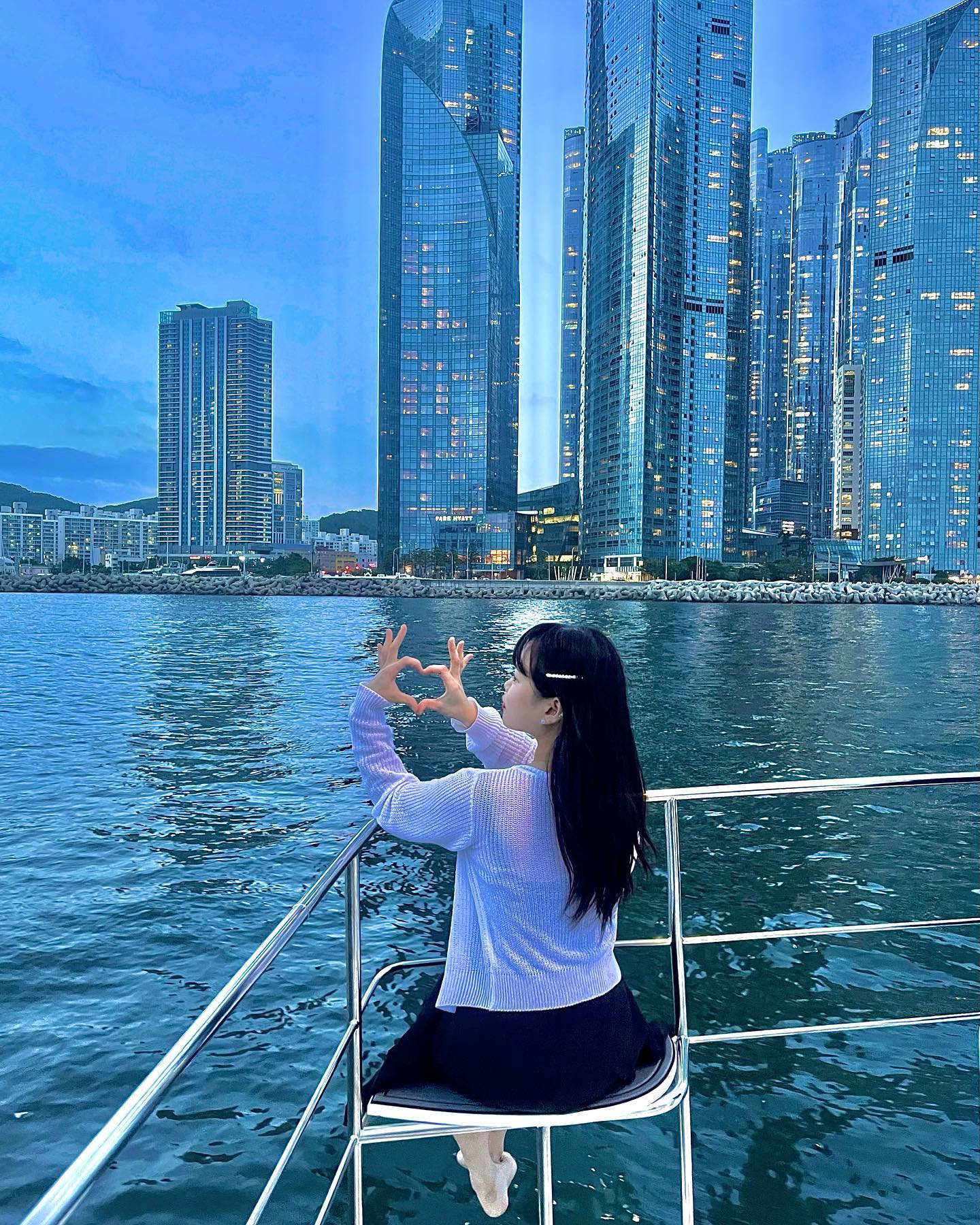 미루고 미루다 진짜 추워지기 전에 두달 전 사진 올리기,,,
부산 여행 중에 젤 좋았던 요트 ..💓
넘 힐링 되는 마지막 날 밤이어따 ㅠㅠ🥲
#힐링 #부산 #요트더퀸 #여름휴가