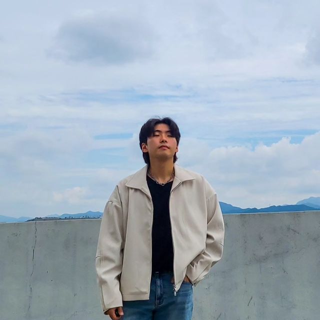 박명식크룩 on Instagram: "#협찬 아이러니 자켓룩 오늘의 코디는 #리뷰쉐어를 통해 @1rony9orno_official 의 볼드 스티치 알파 자켓 아이보리 컬러를 협찬받아 코디해 봤습니다. 이너로 @tleyoung.cp 의