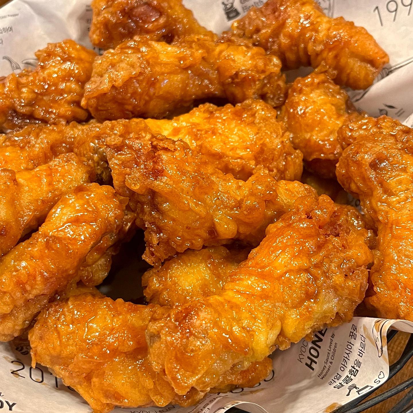 #대구치맥페스티벌 기념 치맥🧡 
허니콤보, 반반콤보, 떡볶이 조합은 우리 주말을 행복하게 해💗 시원하고 부드러운 거품올라간 생맥이랑 먹으면 죽음,,

✅ 교촌허니콤보(23,000원)
✅ 교촌반반콤보(23,000원)
✅ 국물맵떡(9,000원)

#교촌 #허니콤보 #교촌반반콤보 #교촌치킨 #먹스타그램 #먹스타맞팔 #먹팔맞팔 #먹팔해요 #먹팔환영 #먹팔소통 #먹방투어 #먹스타소통 #먹스타맞팔환영 #먹팔 #먹팔선팔 #치맥페스티벌 #치맥 #대구치맥페스티벌 #치맥스타그램 #치맥타임 #치맥페스티발 #치맥페 #치맥페스티벌with교촌 #치맥파티 #치맥맛집 #치맥은진리