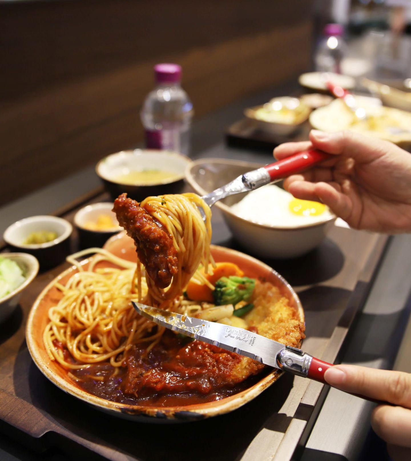 친구와 갈옷 좀 사려고 롯데백화점 미아점 쇼핑 갔다가 허기짐을 달래려 아래층 푸드코트로~
마침 좋아하는 함박스테이크 전문점 #더함박 이 새로 오픈했더라고요.
오픈기념 전메뉴 3천원 할인이라니 이보다 좋은 기회가.ㅋㅋ

오픈 주방이라 조리과정을 볼수 있고 깔끔한 1인 상차림이라 전체적으로 위생적인 느낌 좋았고 직원들도 완전 친절~
메뉴도 빠르게 나오고 맛난 비줠부터 합격~
두툼한 고기로 씹는 식감과 소스의 환성적인 조합인 데미그라스 소스 함바그와
겉바속촉, 두툼한 고기 돈까스 비줠인 코롤레타& 스파게티를 주문했는데 둘다 맛있더라고요.

롯백 미아점 들르면 더함박에서 식사해보세요~ 간단하고 맛나게 식사할 수 있는 곳으로 딱!!

#더함박 #더함박바이폴 #샤브진 #함바그맛집 #미아맛집 #미아동맛집추천 #함박맛집 #1인식사하기좋은곳  #함박스테이크정식 #미아동핫플 #롯데백화점미아점맛집 #함바그스테이크 #1인식사 #직장인맛집추천