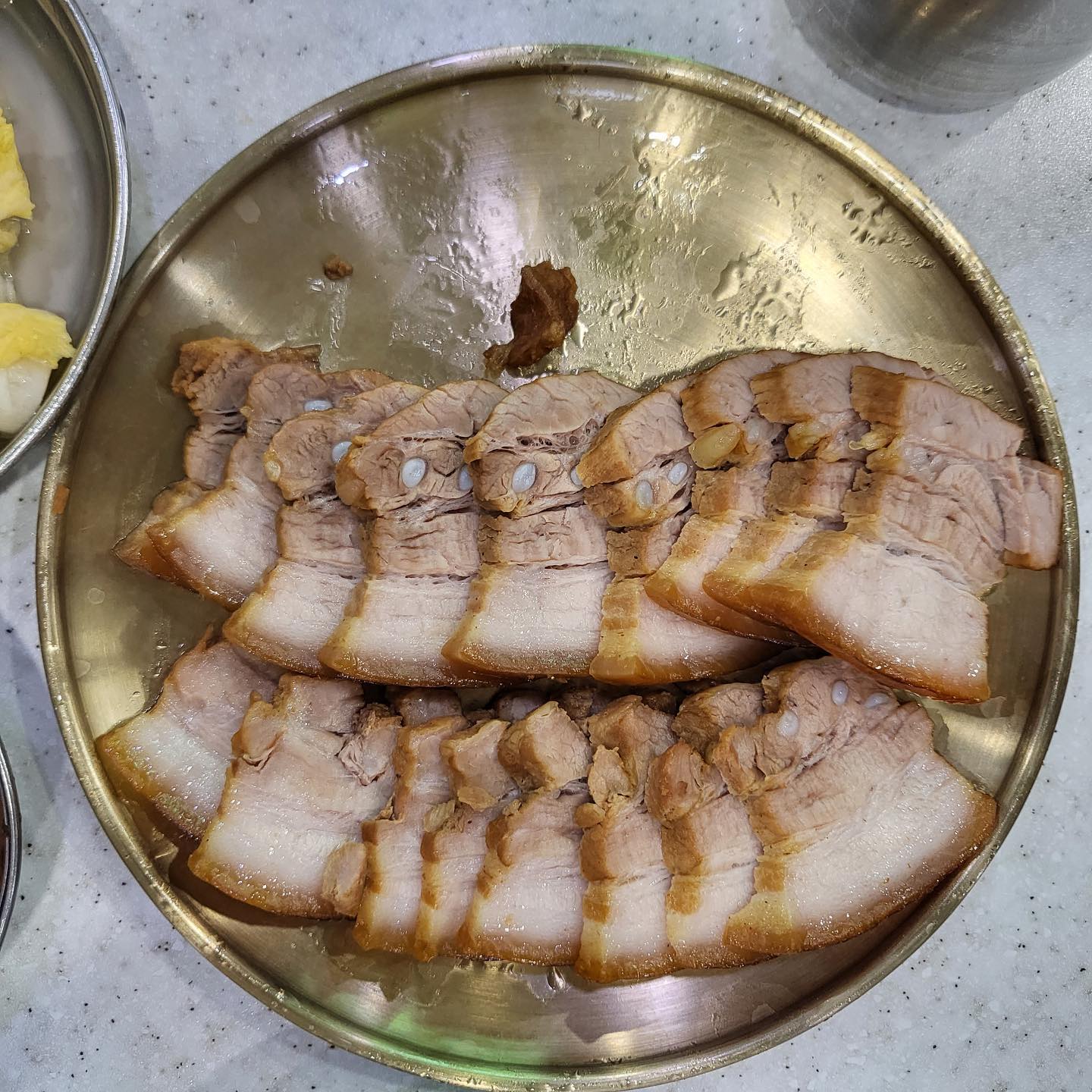 🥢 여주에 있는 막국수 맛집 ‘홍원 막국수’에 다녀왔어요!

🥢 홍원막국수는 인기가 많아서 그런지 일요일 낮에 갔는데 자리가 없어서 대기표를 받아서 기다리다가 입장했습니다!

🥢 저희는 물막국수(10,000원) 비빔막국수(10,000원) 편육(18,000원) (음료 2,000원) 이렇게 먹었어요!

🥢 물막국수보다는 비빔이 맛있더라구요! 각 테이블에 다대기와 식초가 있으니 부족하신분들은 기호에 맛게 넣어주시면 될듯!

🥢 주차장이 꽤 넓어서 주차걱정은 NO!

🥢위치 : 경기 여주시 대신면 천서리길 12

#여주맛집추천 #홍원막국수 #여주막국수 #여주홍원막국수 #막국수맛집추천 #편육맛집 #비빔막국수🍜 #물막국수🍜 #경기도맛집추천 #맛집투어그램 #먹스타그램🍴 #먹팔맞팔환영