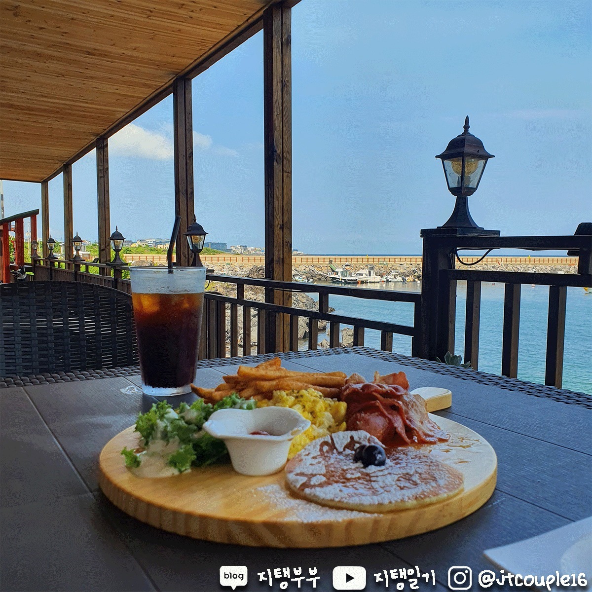 #협찬
🍉 애월의 매력적인 커피맛집 🍉

#지탱_제주

핸드픽 생두로 로스팅하는 커피에 진심인 로스터리 카페 ☕
야외 좌석에서 바다 뷰와 편안한 분위기 즐겨보아요 🌊
브런치 메뉴도 구성이 좋고 맛있어요🍳
넓은 주차장으로 편안한 방문 가능 🚗

🍉 SEASIDE 제주애월하귀점 seaside_aewol
🍉 제주 제주시 애월읍 하귀14길 5-3

🍉 씨사이드 블루 아메리카노 5,300원
🍉 브런치 14,800원

같이 가볼만한곳
🍉 구엄리돌염전, 애월해안도로

주차장
🍉 15대 정도로 넉넉하게 주차할 수 있어요!

운영시간
🍉 여는 시간 8시 / 마치는 시간 22시

휴무일
🍉 매주 월요일에 쉬어요
🍉 그 외 임시 휴무는 인스타를 참고해주세요

🍉 자세한 후기는 블로그에 있어요

#제주애월카페 #로스터리카페 #애월브런치맛집 #애월카페투어 #카페스타그램 #씨사이드제주애월 #여행스타그램