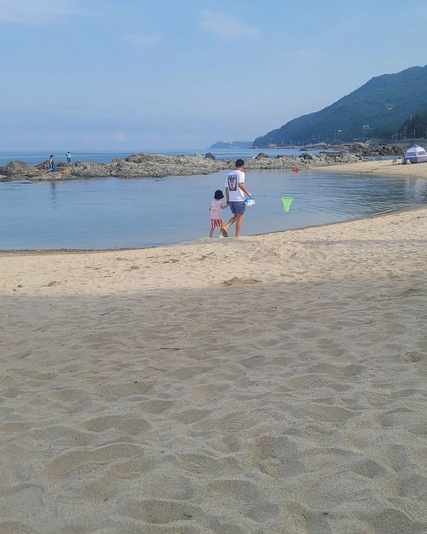 #강릉안인해변
금요일밤에 꽃게가 잡고싶다는
지성이 한마디에 급으로 떠난 여행
뭘 잡겠나 싶었고...분명 나는 앉아서 아무것도 하지말고 쉬라고 했는데...
여유를 즐기려 코바늘뜨개도 가지고 가서 앉아있었는데...5분도 앉아있었니??
잠시 짐 가지고 온다고 애좀 보라더니......지성이는 꽃게가 있다고보인다고... 허나 물린자고 손으로 못잡는 신랑!!!!!!! 
휴~~ 답답해.....
그냥 손으로 마구 잡아버렸네ㅋㅋㅋㅋㅋ
사진보니 나 물속에 고개 묻는줄ㅋㅋㅋㅋ
궁디 왕궁디구나!!

나 정말 열심히 잡았구나!! 
덕분에 아들이 신나했으니...그걸루 만족
불태웠다!!

#가족여행 #당일치기 #원주에서못입는옷 #강릉이라입어본다 #행복은가까이에있다
#사랑해우리가족 #토요일 #몸은만신창이