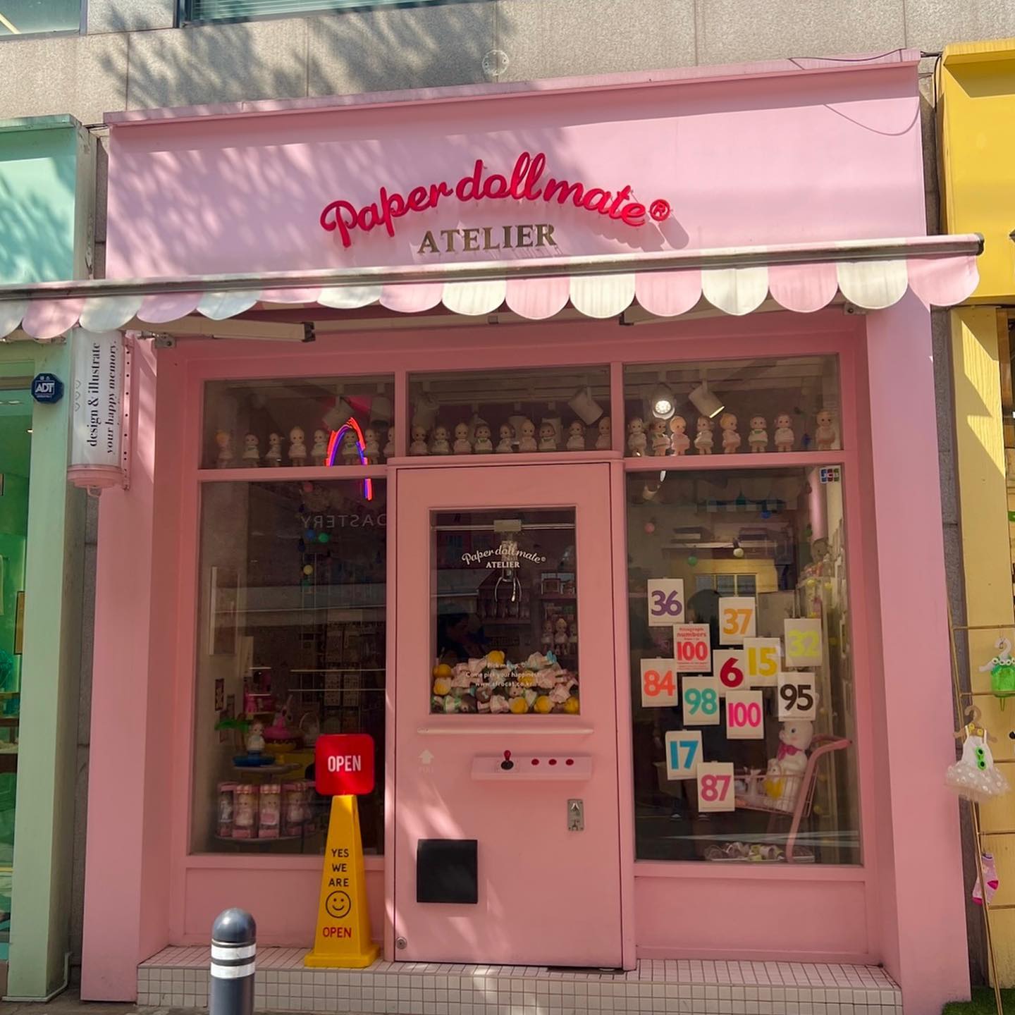너무나도 귀여웠던 성수 소품샵 ‘페이퍼돌메이트‘ 매장 입구부터 입형뽑기 컨셉으로 되어있고 핑크색이라서 눈에 확띠었어요!
지나가다 한 번은 들어가보고싶은 그런 가게~ 귀엽고 아기자기한 소품도 많아서 구경하기 너무 좋았습니다~