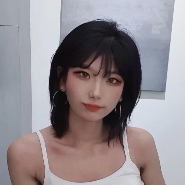 밍 on Instagram: "#광고 @marun5_official ⠀ 요즘 매번 30도 넘어가서 후라이될 것 같은 날씨에 나시를 곁들인 가벼운 코디를 자주하고 있는데,, ⠀ '마른파이브'에서 모달 크롭 이너캡 나시를 제공