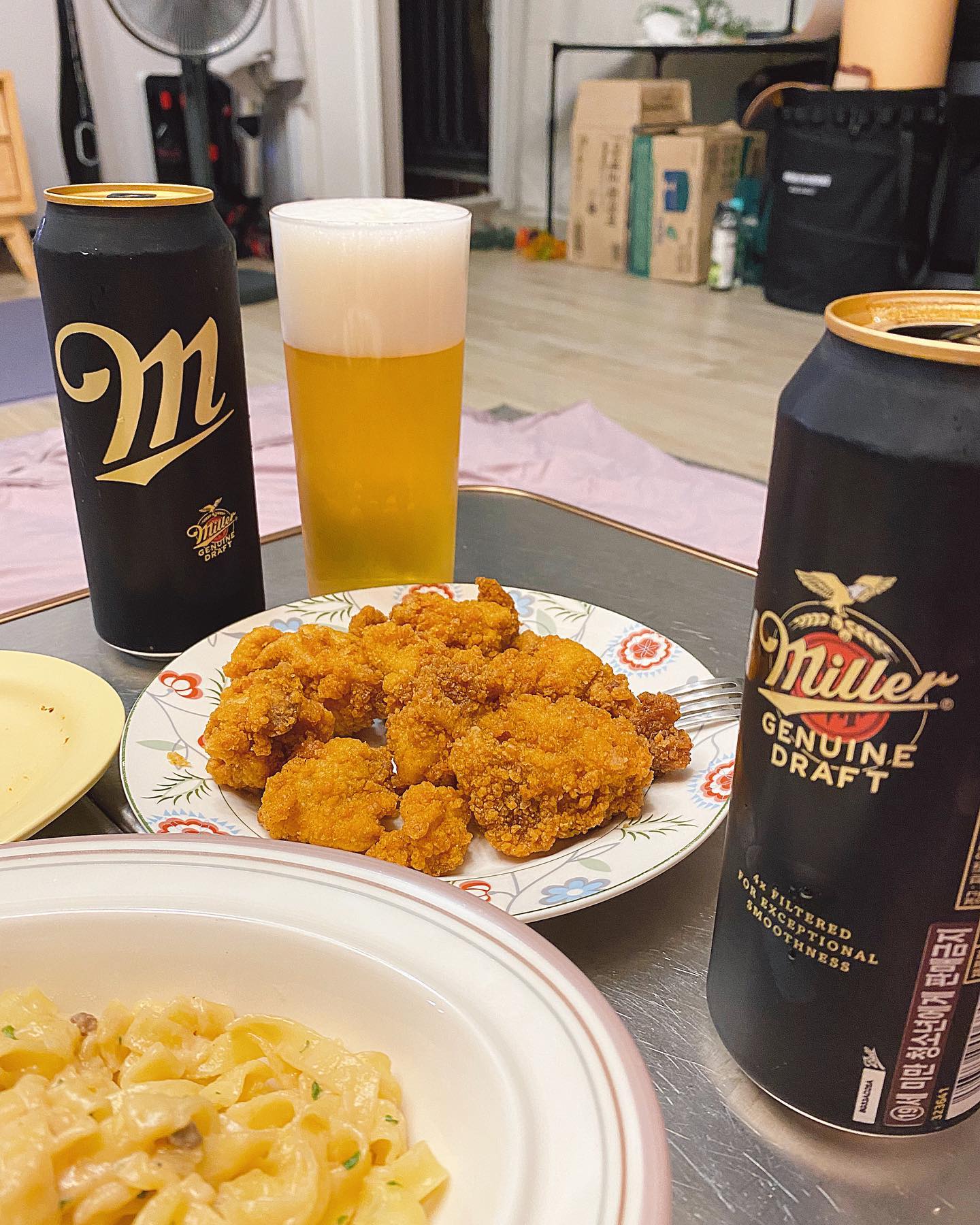 #협찬 🍺 밀러 제뉴인 드래프트

쨔잔- 깔끔하고 현대적인 디자인으로 재탄생한
✨밀러 제뉴인 드래프트✨ 가 나왔습니다 🥳

밀러 제뉴인 드래프트는 원래 황금찬란한 빛깔의 패키지 였는데요
이번에 깔끔하고 현대적인 블랙 무광으로 새롭게 변신해서 나왔답니다 🥳🥳

로고도 깔끔하게 바뀌고 색깔도 무광이라 훨씬 더 세련되어진 느낌이예요 🖤
어두운 블랙색상은 해가 진 후, 세상이 어두워졌을때 밀러의 시간이 다가온다는 의미를 담은 디자인이라는데요 👏🏻👏🏻👏🏻

그렇다면 해가 진 후 밀러로 홈술 달려보겠습니다 🍺

저희 신랑은 맥주종류 안 가리고 다 마시는 스타일이지만 맛에 대한 호불호는 강하거든요 🙄
밀러 제뉴인 드래프트는 한모금 마시자마자

🧔🏻‍♂️ : 오 이거되게 부드럽게 넘어간다! 탄산이 별로 안 센거 같은데 향도 강하고 깔끔해 👍🏻👍🏻

라면서 앞으로 편의점에 있으면 자주 사오라는 얘기를 하더라구요 🤣🤣

향신료 들어간 치킨이랑도 스무스하게 어울리고
매콤한 번이랑도 부드럽게 감싸주면서 어울리는 맛이라 어느음식에다 페어링 해도 잘 어울릴 것 같아요 🖤🖤

새롭게 변신한 밀러 제뉴인 드래프트로 홈술 어떠세요? 🍺🍺

millerkorea 
#밀러 #밀러제뉴인드래프트 #MGD #Miller #수입맥주추천 #라거추천 #밀러제뉴인뉴패키지 #밀러맥주 #맥주추천 #밀러제뉴인드래프트맥주 #블랙무광 #패키지변신 #이벤트 #체험단