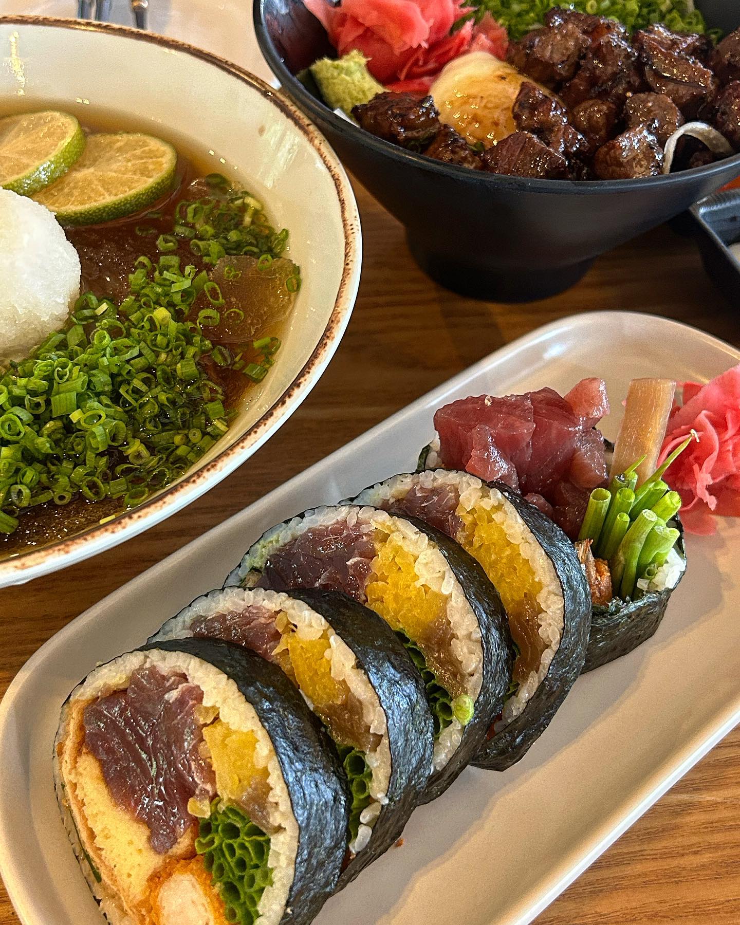 🍽️#경주 #료미 🍽️
🍴후토마키 16.0
🍴스테이크덥밥 14.0
🍴청귤 냉소바 12.0
평점: 🌕🌕🌕🌗🌑

후토마키 맛집이라고 해서 
경주여행때 찾아간 곳!
후토마키는 통통하고 부드러워서
맛있었고, 참치가 많이 들어가서 만족!
스테이크덮밥도 간이 딱 맞아서
맛있었다:)
청귤소바는 개인적으로 쏘쏘,,
고마소바가 맛있다던데 
담에는 그거 먹어봐야겠당 ㅎㅎ

주말 점심에 가서 웨이팅 20분정도 했다 🥹

🖍️위치: 황남동 308-5
🖍️영업시간: 매일 11:00-21:00

#옐미in경주