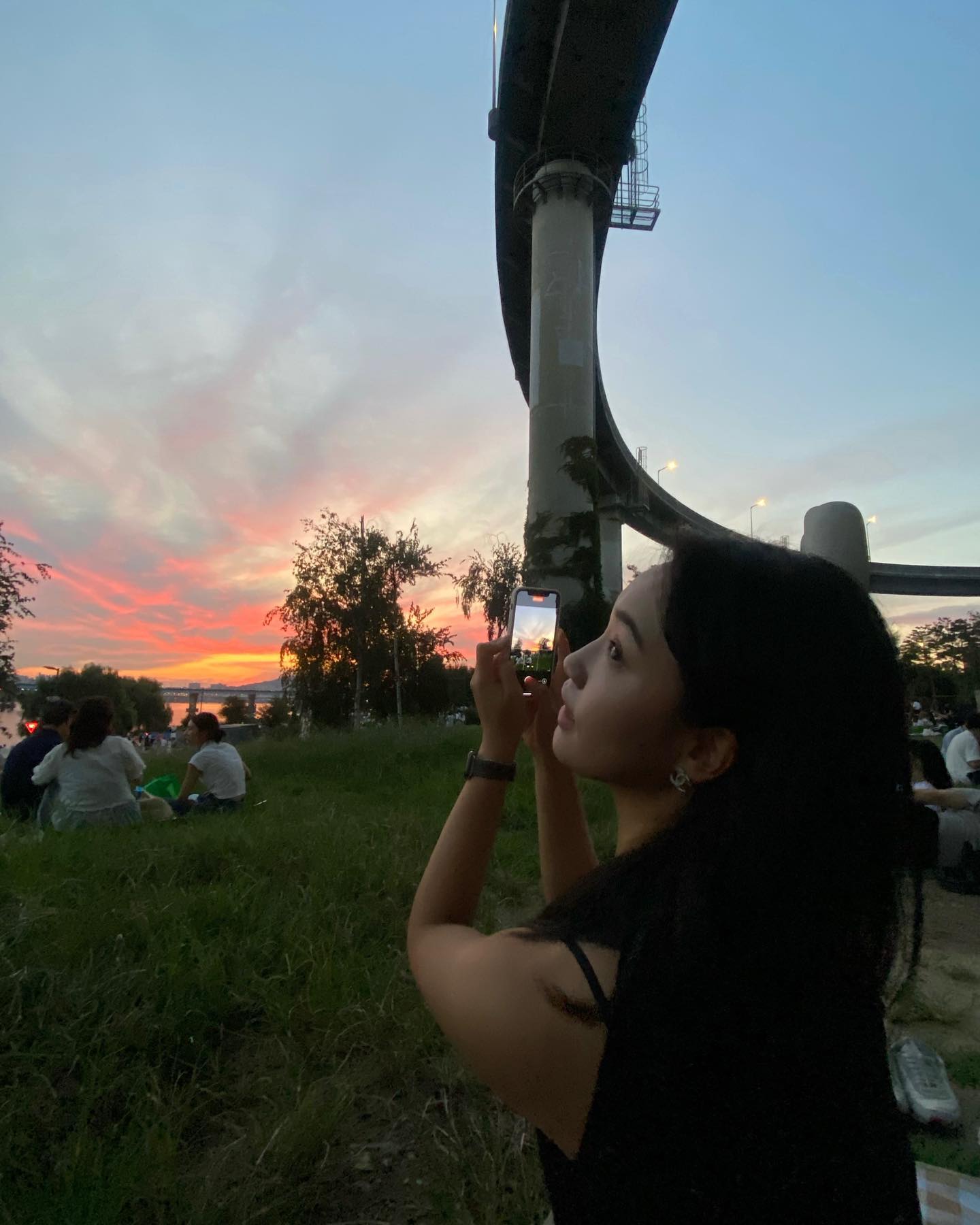 .
함께라서 좋아 🌅
가끔 찾아오는 큰 행복이 아니라, 작은 행복이라도 매일 매일 느낄 수 있도록… ‘행복의 역치’는 ‘낮음’을 유지하길. 살아 숨쉬는 모든 날이 감사하길.