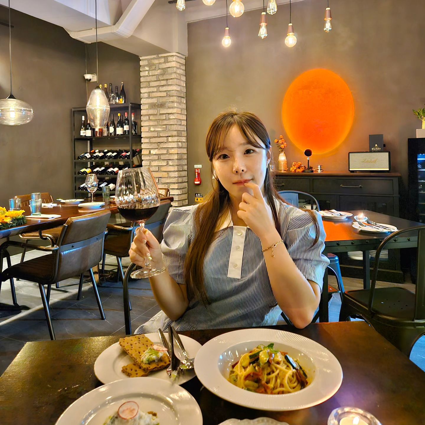 분위기,맛,친절까지 다 잡은 파인다이닝 다녀왔어요🩷
화곡에 이렇게 멋진곳이 있다니>< 일 때문에 종종 가는 동네라 앞으로 자주 가려구요👍

✨️차분하면서 감각적인 인테리어
✨️오픈키친으로 신뢰감 팍팍!
✨️높은 퀼의 적절한 가격
✨️기분 좋은 친절함💕

저는 수비드비프타르타르, 초리조버터레몬파스타 그리고 카이막에 와인까지 같이 곁들였는데
타르타르는 부드러우면서 쫀득한 고기식감에 치즈의 진한 향으로 와인 안주로 딱! 파스타는 초리조식감과 짭쪼름함이 면과 소스와 너무 잘 어우러져서 기분좋게 식사할 수 있었어용💕 여기서..후식으로 카이막 진짜...ㅠㅠ 빵이 넘 부드럽고 폭신 폭신♡.♡
치즈는 너무 달거나 무겁지않아서 진짜 맛있더라구요 또 먹고파ㅠ.ㅠ

#더203에스티#서울다이닝레스토랑#화곡맛집#화곡와인바#강서맛집#강서레스토랑#강서와인바#the203에스티