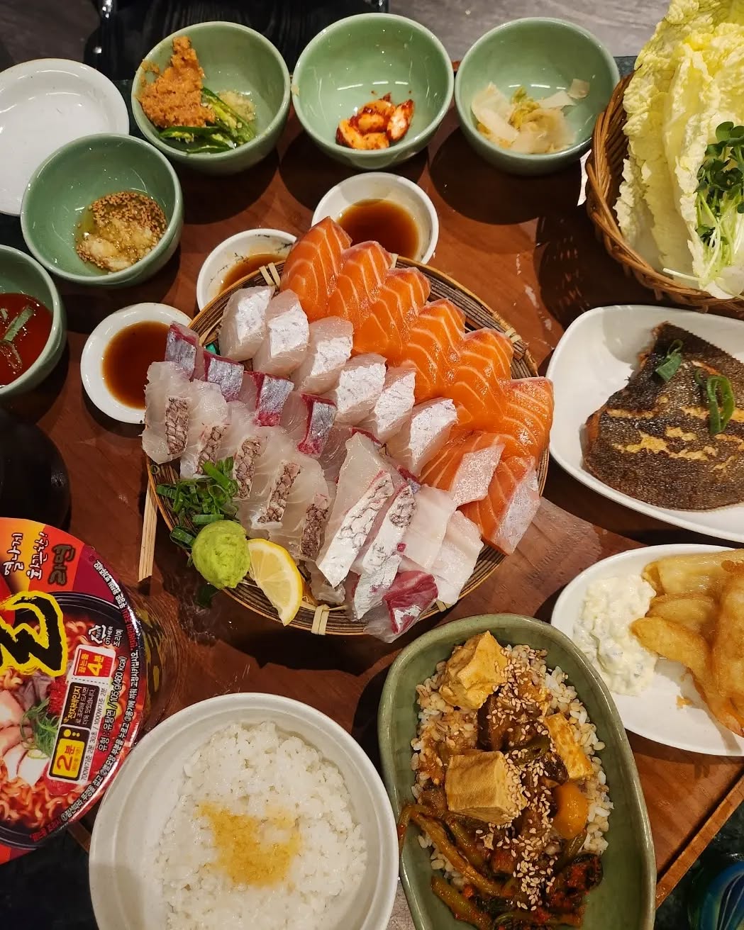 진짜 못먹는 날이 오기전에 
잽싸게 숙성회 한입🥰
.
내가 으른이여서 좋았다👍
맛있는 회를 두그릇 플렉스 할 수 있고
그 맛있는 회를 소주랑 먹을수있어서
.
#부산 #첨벙 #숙성회맛집 ##근돼 #우리는 #근본있는돼지 #으른의맛 #😘
