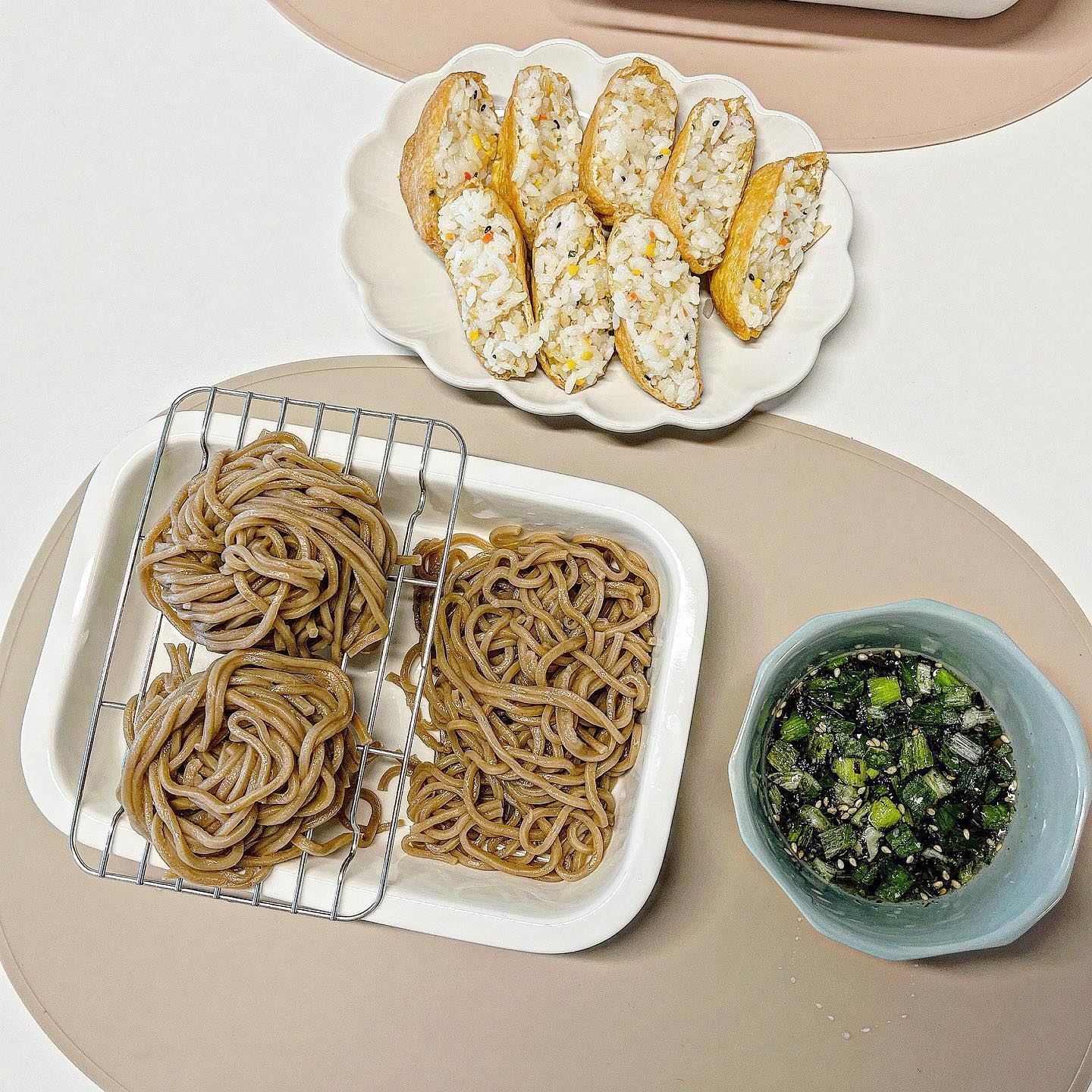 오늘 저녁 🍴

➜ 메밀소바, 유부초밥 ❤︎

오늘은 간단히 ! 소바에 유부초밥 먹었어욤🤭
노브랜드에서 메밀소바 사다놓은게 굴러다니길래 
이젠 먹어야지!!하면서 준비했어용 -!
한입 딱 먹고 오잉 ? 😳 맛이따 ! 하면서
다먹었어요ㅋㅋㅋ!!!ㅎㅎ!! 
예랑이는 음~ 음~ 하면서 다먹었어요 ^^..
(음음 뜻은 .. 맛있다는 뜻 ..ㅋㅋㅋㅋㅋㅋ😂) 

#오늘의집밥 #오늘뭐먹지 #집밥 #메밀소바 #유부초밥 #신혼밥상 #신혼부부 #집밥기록 #요리 #요린이 #홈쿡 #일상 #먹팔 #소통 #댓글 #좋테 #좋아요반사 #맛스타그램 #맛스타