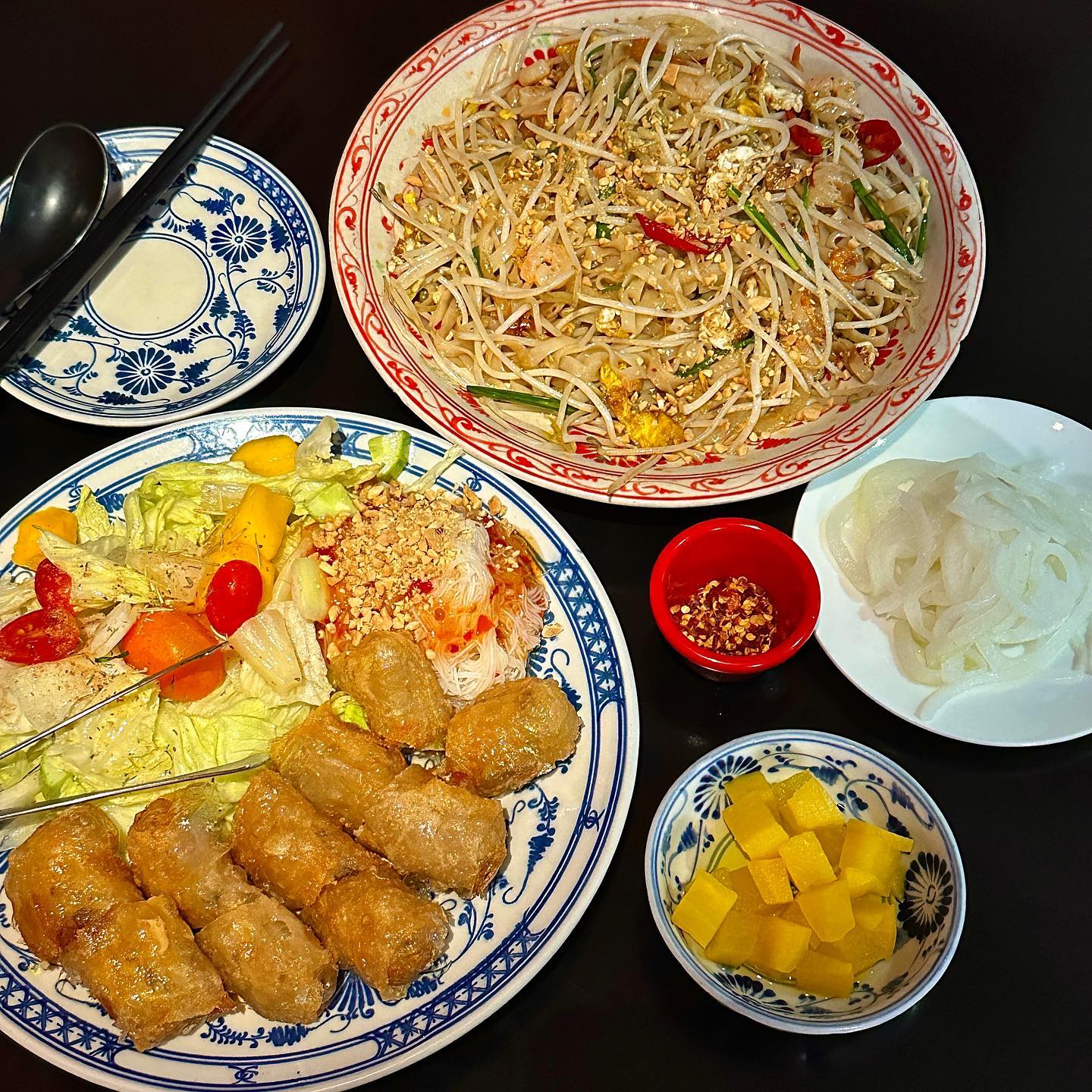 여의도 쌀국수 찐찐찐 맛집🍜❤️
진한 육수가 기가막혀버림,,, 팟타이랑 짜조까지 현지맛 물씬나는곳〰️🇻🇳

#먹스타그램 #맛스타그램 #먹방 #먹부림 #여의도맛집 #63빌딩근처맛집 #쌀국수 #팟타이 #짜조 #맛집 #하노이의아침 #하노이의아침여의도리첸시아점 #여기가찐