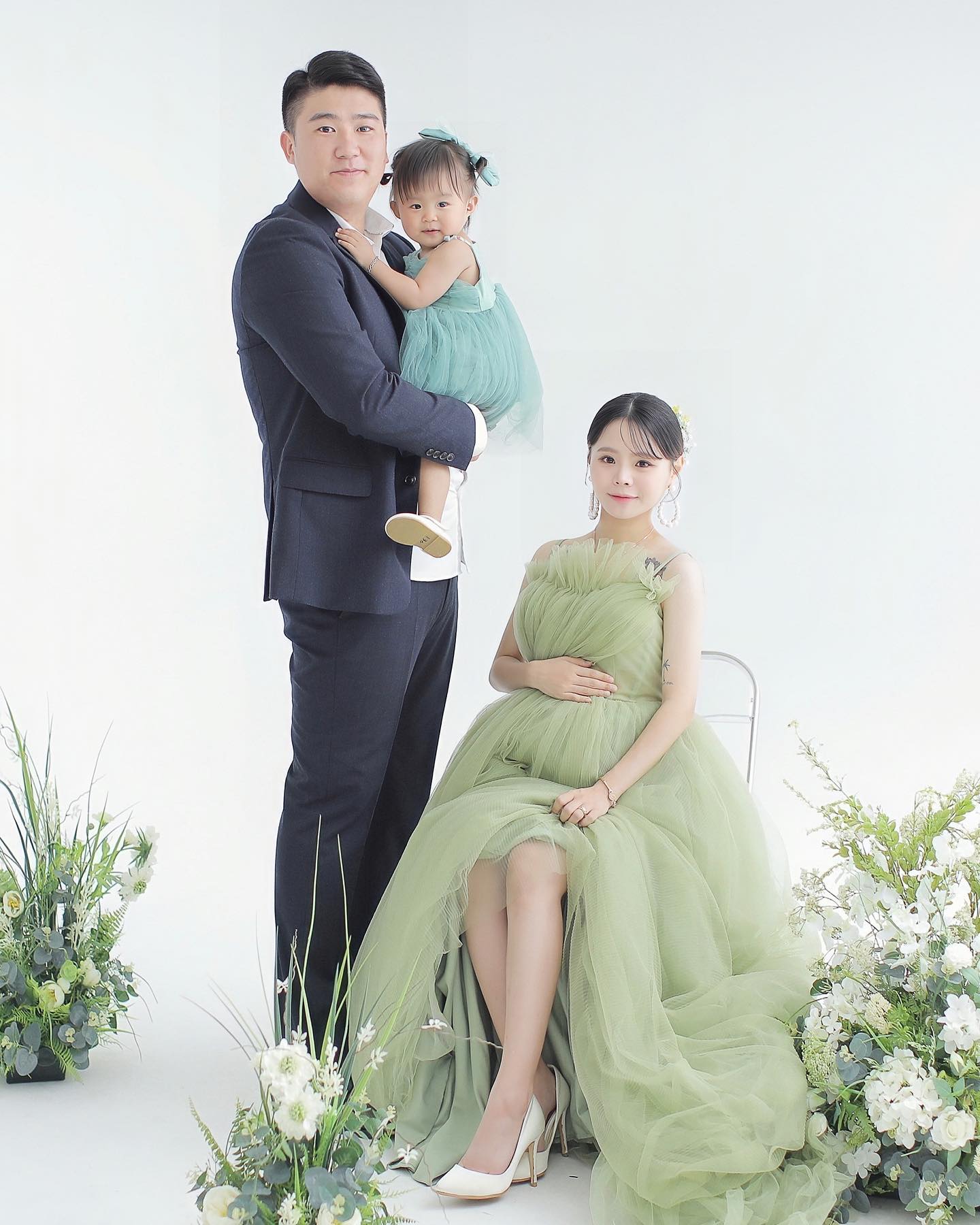 사랑이 넘치는 이서네➿👨‍👩‍👧‍👧

.
#만삭사진 #가족사진 #메르베베