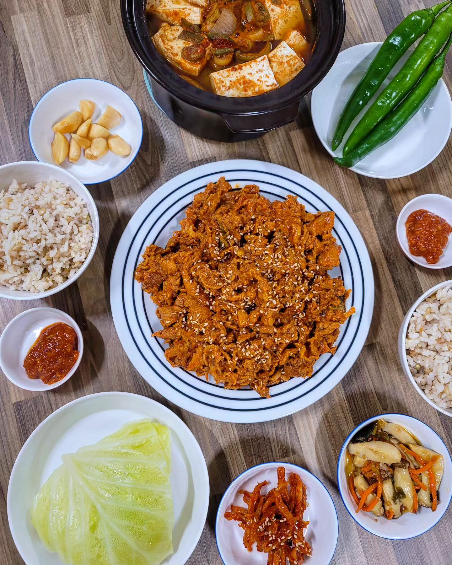 강원도 돼지고기로 만든 고추장불고기와 된찌
오랜만에 양배추쪄서 쌈싸서 뇸뇸><
송스방도 쌈싸서 잘먹으니 뿌듯하구먼🫶 

•고추장불고기
•된장찌개
•양배추찜
•미니새송이버섯볶음
•진미채볶음
•마늘장아찌
•오이고추 

#오늘뭐먹지
#저녁밥상