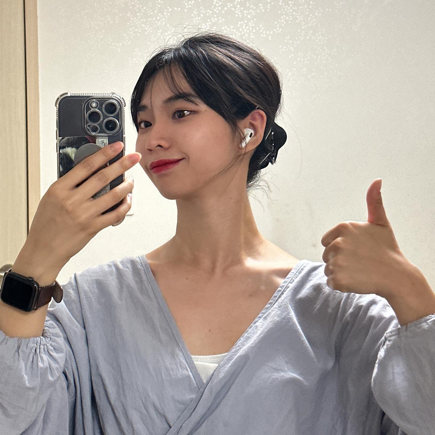 히히_오늘의 일기👏

“하체를 연속으로 뿌셔부리다니 있을 수 없는 일이야🤯”

2023.09.05 화요일✏️
하체 PT 박살냈어여

🗣️선생님 저희 내일도 수업인데 오늘 왜...?

“내일 상체를 하자 우때?”

싫은데 싫은데 싫어요🔥🔥🔥

.
.

엉덩이를 강하게 뿌셔부리고
저는 더 강하게 주저앉아부렸습니다😳

“원래 여자분들은 하체를 더 자주하고 좋아해! 상체가 더 어렵거든”

🗣️역시 저는 남자로 태어났어야 했어요

정말 아무말 대잔치를 하는 학생과 선생님이랍니다

.
.

그리고 수업을 하는데 신기한 일이 벌어졌어요
헬스장 앞 창문은 비가 쏟아지는데 뒤쪽은 해가 쨍쨍쨍☔️☀️

“선생님 이런걸 찍어서 인스타그램 올리세요!”

우리 헬스장 마케팅에 진심인 사람 나야나🖐️

“무엇은 올리든 헬스장을 태그해! 알겠지?”

요즘 마케팅에 대해서 정말 많은 이야기를 주고 받는데 
결국은 성공하신 걸까요...?👏

사진 찍을 타이밍 없이 이어지는 사람들의
행렬
요즘 매일 저의 고정 공간은 사람으로 붐비고 있습니다😱

.
.

그리고 마지막 복근운동을 하는데 왜구러세요❓❓

옆에 있던 다른 선생님께서 조용히 던진 말
“와플은 잘 먹었어요????”

🗣️네에에에에??? 모함입니다! 먹은 적 없습니다!!!

“와플 먹으러 들어가던데???”

🗣️저희 헬스장 건물 1층이잖아요.. 입구가 같잖아요...

그렇게 저는 모함에 모함을 당하고
와플을 먹구 운동을 온 아이로 오늘의 운동을 마무리하였습니다🥹