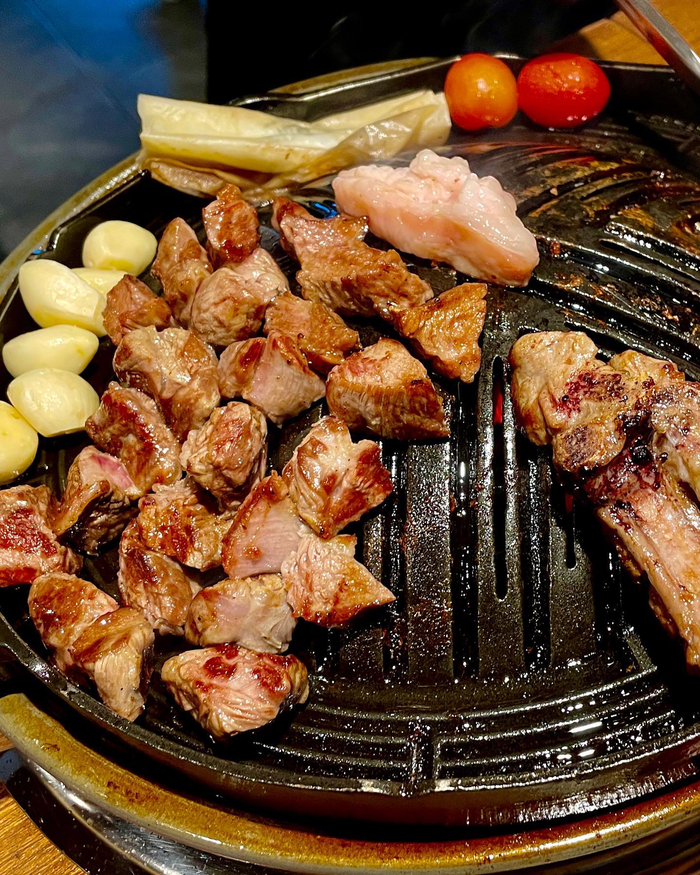 #협찬
아빠어디가를 자주 보던 요즘, 후가 뉴질랜드에서 너무 맛있게 먹던 🐑양고기를 먹어보구 싶었다!!
그래서 방문한 일일양 원주단구점은! 주차도 가게 앞에 할 수 있었고, 징기스칸 화로구이 전문점인데다가 직원들이 전문적인 지식으로 양고기를 직접 구워줘서 양고기를 처음먹는 우리도 완벽히 구워진 양고길 먹을 수 있었당😌
게다가 각종 야채를 무한으로 같이 구워주셔서 곁들여 먹기 넘 조았당!! 
또, 양고기와 함께 곁드린 🥂캄페리로 조주해주는 하이볼은 처음봤는데 존맛탱구리였당!! 
여긴 호주 청정지역에서 자란 1년 미만의 양고기만 사용하여 부드러운 고기를 즐길 수 있는 곳이당

 #원주맛집 #단구동맛집 #원주단구동맛집 #단구동고기집 #단구동고깃집 #원주양갈비 #양갈비 #양갈비맛집 #일일양원주단구점