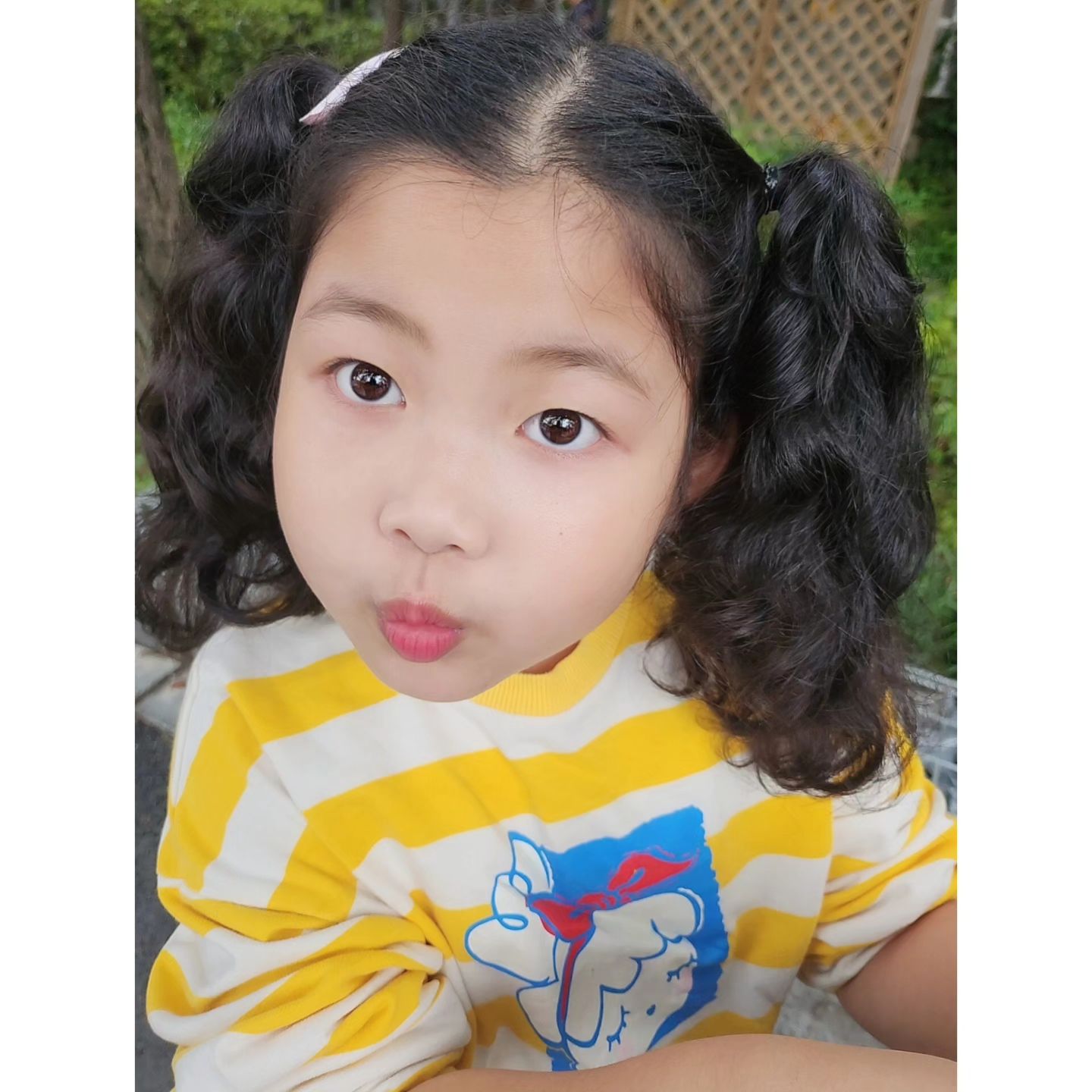 #어제 
습도가 높아서 머리카락이 빠글빠글 ㅋㅋ 
 
새벽부터 고생했던 딸래미, 
덥고 습한데 가을씬이라 위에 긴팔 입고 
😭😭😭 
그래도 감사하게도 치마 입고 싶은지, 
바지 입고 싶은지 물어봐주시고 🤗 
(우리집 딸래미는 옷 신경 안써유~ 그저 편한옷이면 땡큐 😘) 
 
대기하면서 음향감독님께서 선풍기도 빌려주시고 아이스크림에 물도 주시고~ 
엄마배역 배우님께서도 너무 잘 챙겨주셨던 
배려 가득한 촬영장 :) 
 
감사합니다 🙂 
 
#고생했어 #내새끼 
#힘들어도 또 하고싶다니, 
#대단쓰 
보고만있었을뿐인데... 나는 왜 몸살이 난거니! 
#넉다운 😭 
#아역배우 #키즈배우 
#너의꿈을응원해
