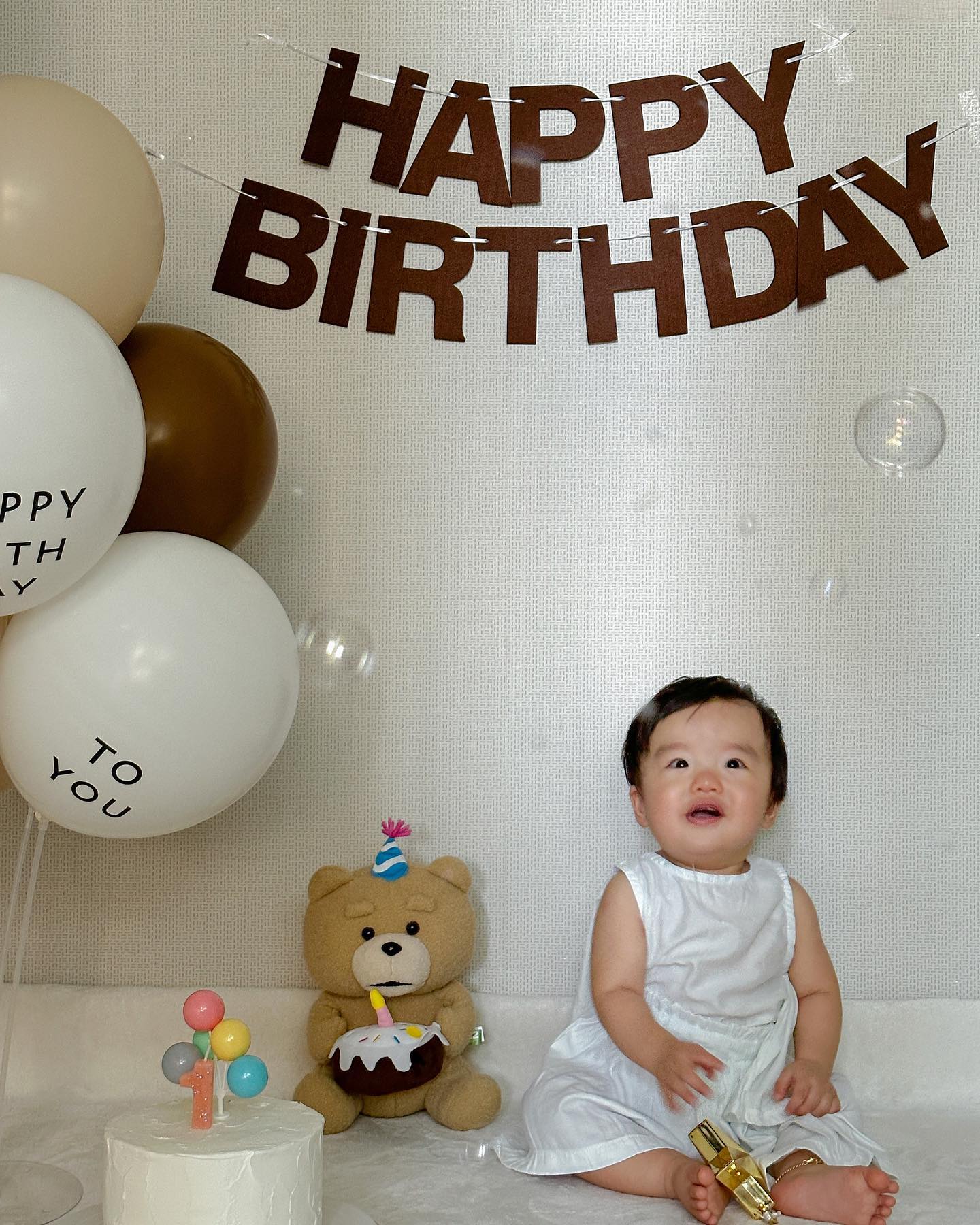 🏷️D+366🎂
이제 꼬깔따윈 허락해주지 않는 어엿한 1살
엄마,아빠 사랑만 받는게 아니라 너무 많은 사랑받는 것 같아서 옴마눈 매일매일 감사ㅎㅐ
하율이가 크면 얼마나 많은 사랑 받았눈지 받고 있는지 다 알려주꼬야 
울애기 첫번째 생일 축하해 , 사랑해 🤎🤍

#onlyhayul