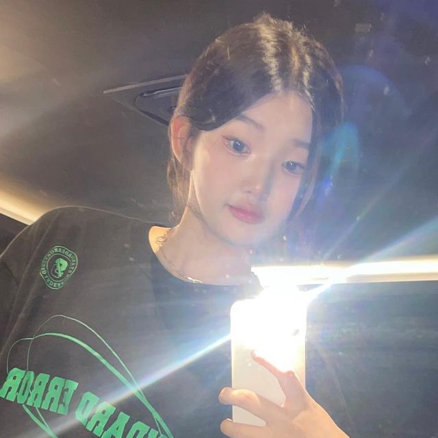 @souyeoui on Instagram: "사진 놀✌🏻 (재업인거 비이빌😭 #광고스탠다드에러[컴팩트얀] 엔자임 워싱 스포티 유니버스 반팔티 면 100%의 고품질 원단으로 국내에서 자체 제작된 제품✨ 고품질 디