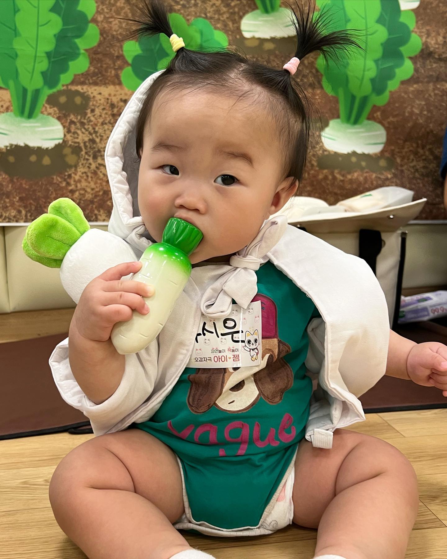 정말 백년만에 피드 . 
얼집도안가고 
집에만 있는데 왜이렇게 
바쁜걸까 ㅠㅠㅠ 
그래도 우리시은이 심심할까봐 
가을학기 등록 ! 오늘첫날 
마침 오늘이 300일이네 ? 💓
오늘은 무 요정이 되었구요 
물감놀이도 했는데 
완전 대환장파티였답니당 
엄마는 녹초가되서 
주말에 파티해줄예정 🫧🫧
많이컷다 정말 🤍
신나게 놀자 내일도 !