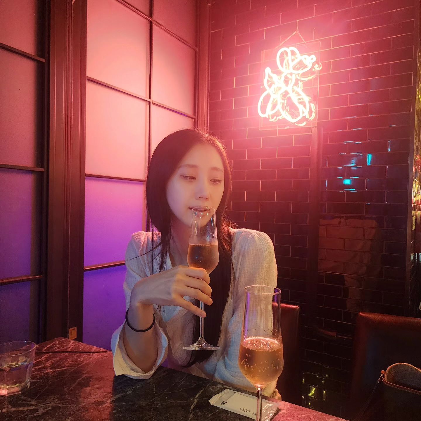 #협찬
JP. Chenet Divine Chardonnay Brut 60.0
Grill Octopus 32.0

이태원 하면 빼놓을 수 없는 핫플레이스, 바로 프로스트 펍앤그릴🍻
이태원의 자유로움이 가득 담긴, 트렌디한 음악과 자유로운 분위기를 즐길 수 있는 공간🤩
연중무휴, 매일 밤 늦은시간까지 다양한 펍 요리와 음료 이용이 가능🫡
패티부터 번까지 직접 만들어 요리하는 수제버거 맛집, 그 외 다양한 정통 펍 음식들이 가득😋
이른 시간엔 분위기 있고 음악도 좋아서 잔잔하게 대화하기 굿👍
시간이 늦어질수록 사람 엄청 많아져서 완전 하태하태 뜨거뜨거🔥
일단 노래가 다 내 스타일이야 노래 듣다가 시간 엄청 빨리 갔음🥲
문어 요리 존맛탱 문어 별로 안 좋아하는데도 쏘스랑 그레이비랑 넘잘어울..🥰
역시 언제나 핫한 프로스트 항상 지나갈때마다 가보고 싶었는데 이렇게 기회가 생겨서 와보는구나 느므쥬아😏

🎈프로스트 (서울 용산구 이태원로27가길 26 해밀톤관광호텔 별관 1층)
prostseoul
☎️연락처: 02-796-6854
⏰️월 - 수 18:00 - 01:00, 목 18:00 - 02:00, 금 18:00 - 05:00, 토 16:00 - 05:00, 일 16:00 - 01:00

#이태원 #프로스트 #이태원라운지바 #이태원펍 #이태원맛집 #이태원핫플레이스 #이태원데이트 #이태원라운지 #이태원바