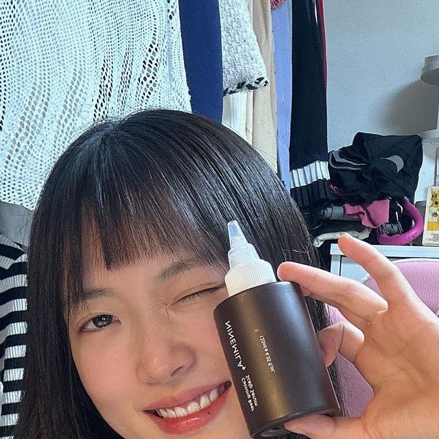 김해인 on Instagram: "#협찬 여름 내내 자극받은 두피를 진정시켜줄 나인밀라 카밍비어 두피세럼을 가져왔는데요!! 이 세럼은 산후조리원에 입점될 정도로 두피 건강 개선 효과가 탁월하고, 자
