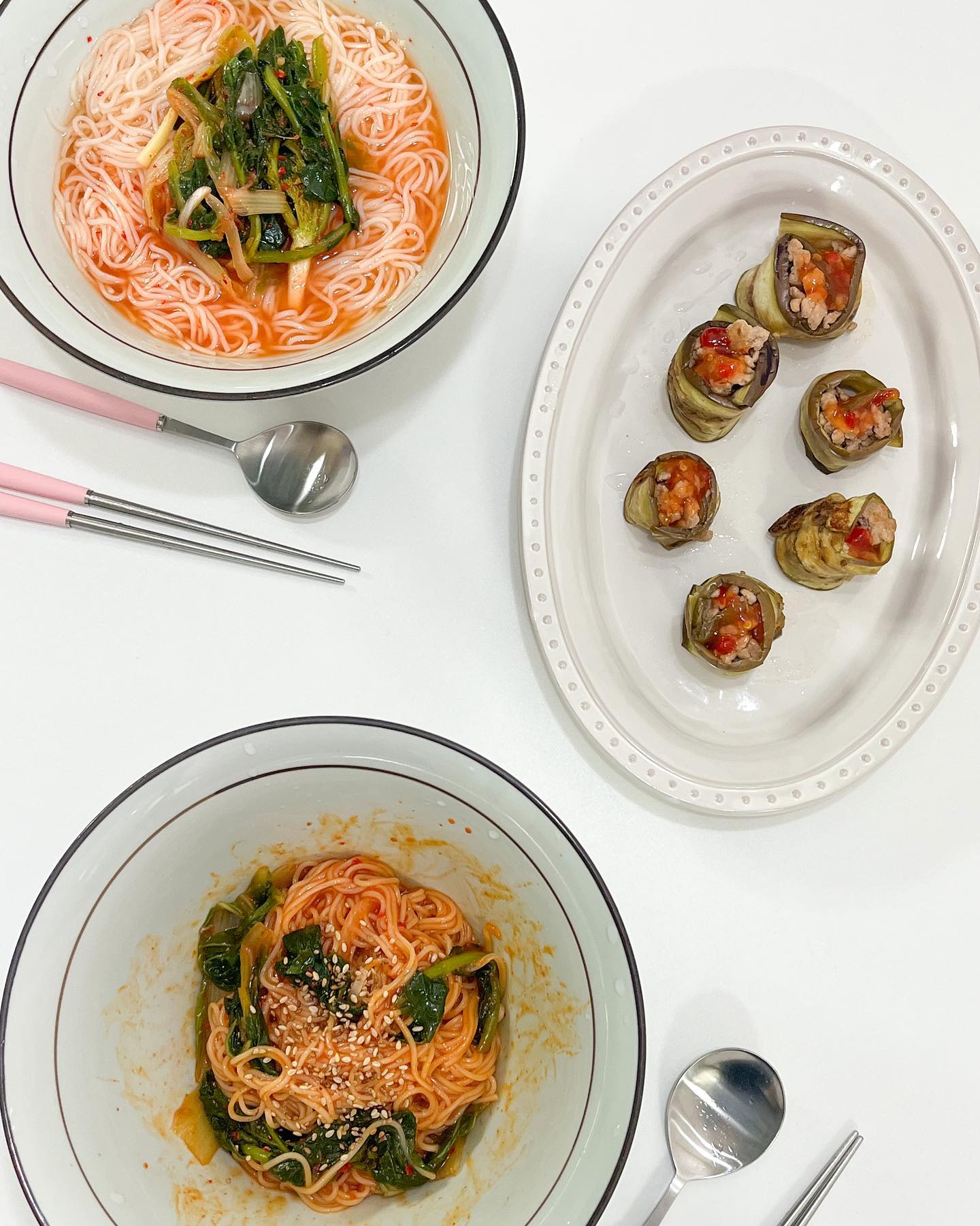 _
[열무국수VS열무비빔국수🥬🥢]

엄마표 열무김치로 올 여름 지나가기 전에
국수 만들어 먹었어요! 저는 완전 열무비빔국수파인데,
남편은 열무국수파에요ㅋㅋ 국수는 비빔이 진리 아닌가요🤪

끝없이 나오는 가지로 돼지고기 가지말이 처음 만들었는데
생각보다 어렵네요 ㅠㅠ 다터지고 난리..ㅋㅋㅋ💣
그래도 칠리소스에 먹으니 모양은 저래도 맛있었어요.
이렇게 또 여름별미 열무국수로 맛있는 한 끼 했습니다:)

_