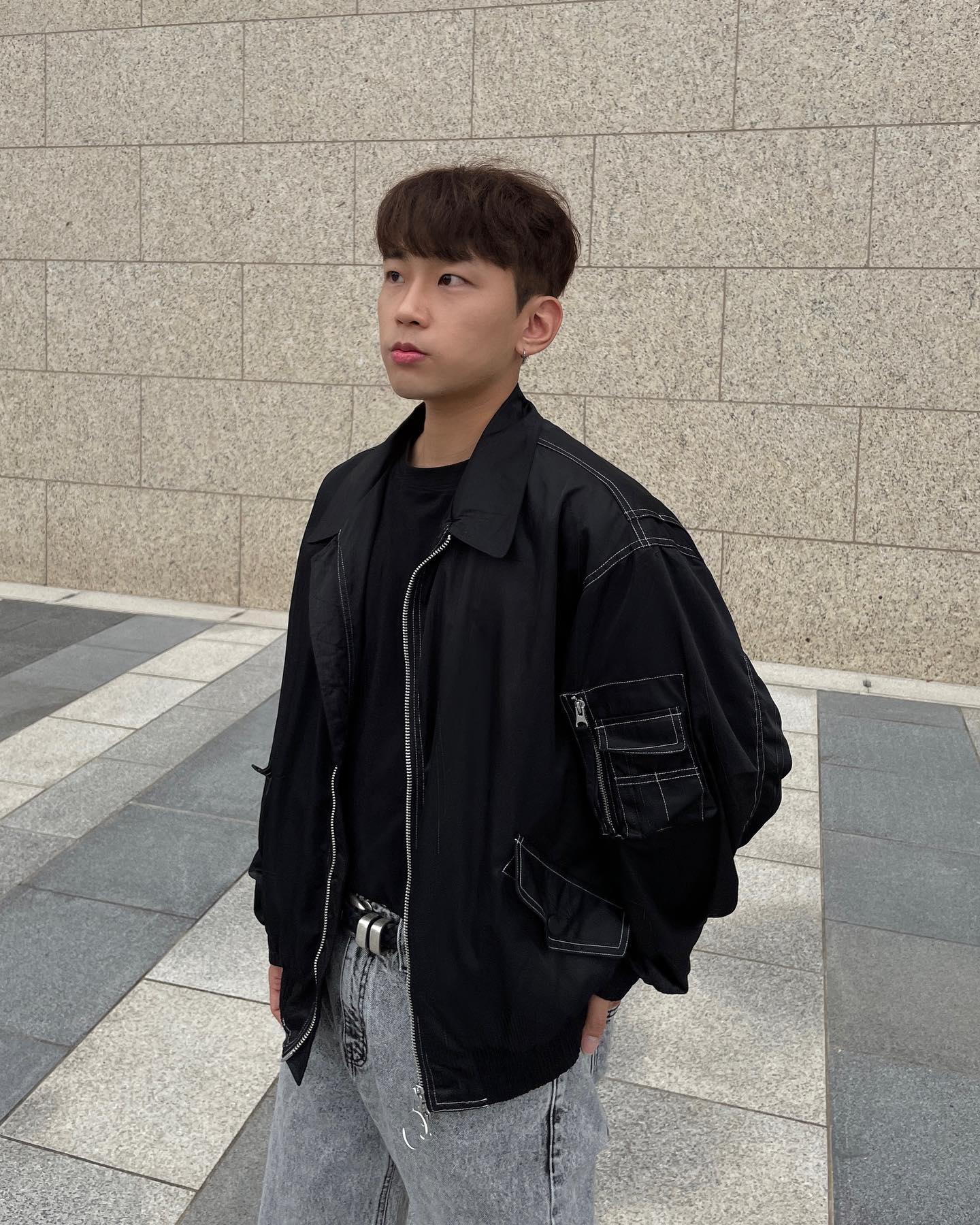 #협찬 grooverhyme 

가을 언제와? 왜 다시 여름이야?
빨리 가을 자켓 입고 이쁘게 코디하고 싶다🍁

#광고 #그루브라임 #grooverhyme #가을자켓 #가을코디
#무신사 #블루종 #제품협찬 #제품제공