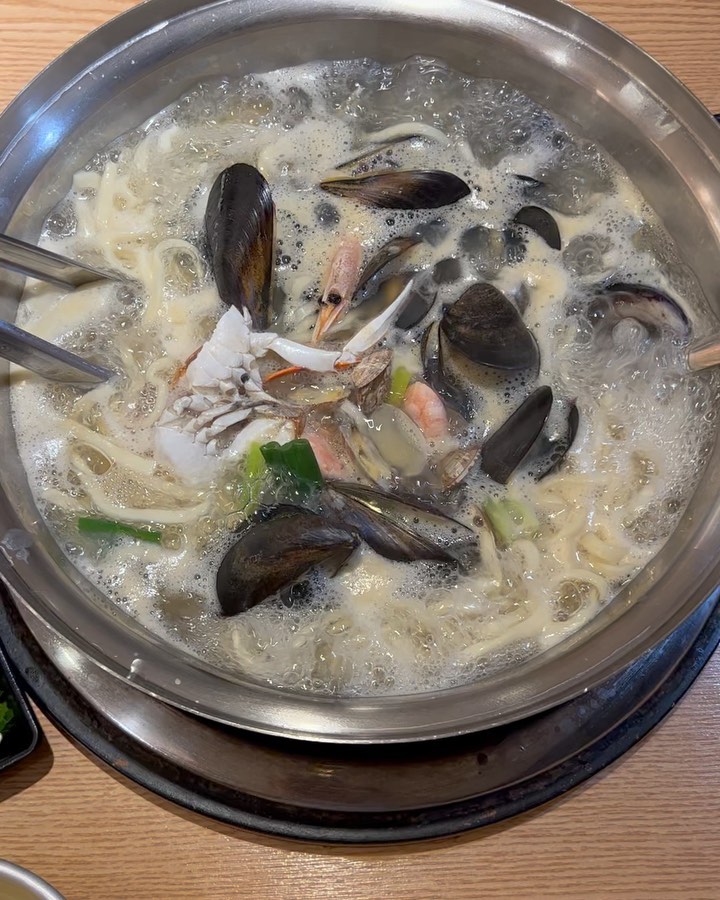 #협찬 [ 천안신불당 시원한 해물칼국수&동동주 맛집 ]
#궁전해물칼국수 #신불당맛집

안녕하세요 칼국수 킬러 박양갱입니다. 저의 칼국수 사랑은 긴 역사가 있습니다. 할아버지 아버지 저까지 칼국수가 거의 최애 음식입니다. 그래서 어릴 때부터 칼국수 맛집이란 맛집은 다다녀봤는데요! 자신있게 소개합니다! 천안에도 맛있는 해물칼국수집이 생겼다!! 궁전해물칼국수~!

보통 천안아산 사람은 아산에 유명한 해물칼국수집 가는데요, 거기보다 맛이 더 깊습니다! 거긴 후추 맛 나며 칼칼한 느낌인데 여긴 해물 육수의 깔끔함에 집중한 칼국수입니다. 개인적으로는 궁전해물칼국수 느낌을 더 좋아합니다. 또 간 조절이 완벽해서 밍밍하다가 졸여야만 맛있는 그런 해물칼국수가 아니예여 3분 끓이고 살짝 식자마자부터 아! 이맛이야! 하는 맛입니다..존맛탱..그리고 동동주 꼭 같이 드세요.. 맑고 달달하고 깔끔해서 술술 넘어가다 취해요ㅎㅎ 안주들이 깔끔한 맛이어서인지 유독 술이 잘 들어가더라구요

칼국수 맛집인데 수육도 맛있습니다..! 소자 만이천원인데 가성비도 칼국수랑 조합도 너무 좋구용.. 야들야들 부드러워요 히히 옆 좌석에서 먹는 해물파전 비주얼 너무 좋던데 진짜 파전만큼은 배불러서 참았습니다ㅠ 담에 아빠 모시고 가면 해물파전에 칼국수 동동주 조합 달려보겠숩니다>< 신불당이지만 전용주차장 있어서 차끌고오기도 넘 좋아요!

제가 이렇게 말 많은 사람이 아닌데, 집 주변에 해물칼국수 맛집 생긴게 너무 좋아서 자랑해봅니다. 다들 궁전해칼 드셔보세요.. 고민하지말고 그냥 먹어봐요.. ㅋㅋ

#불당동맛집 #천안칼국수맛집 #신불당맛집 #천안불당동맛집 #천안맛집 #천안해물칼국수 #궁전해물칼국수불당점 #궁전해물칼국수 #해물칼국수맛집 #동동주맛집