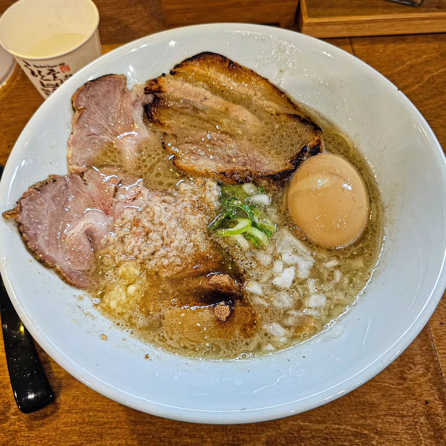 강남역 왓쇼이켄🥢

점심시간에 웨이팅없이 먹기 힘든 라멘집
리모델링하고 첫 방문에 바테이블에서 조리과정 1열 직관

라멘집에서는 항상 메뉴가 고민돼요
진득한 육수의 돈코츠라멘 vs 매콤한 아까라멘
고기 듬뿍🤎

🚩위치
서울 강남구 테헤란로4길 46 쌍용플래티넘밸류 B1 120호

📋 메뉴
✔️ 교카이 돈코츠라멘 (10,000)
+ 계란추가 (1,000)
.
.
#강남역라멘 #왓쇼이켄 #왓쇼이켄라멘 #역삼동라멘맛집 #돈코츠라멘 #먹스타그램