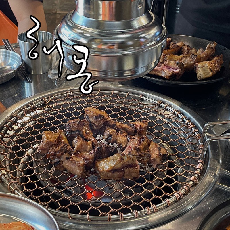 📍 마포 해몽

기본 안주로 나오는 어묵탕국물이 엄청 시원해서 바로 소주각이었다 ㅋㅋ등갈비 소스는 고추 장아찌와매운 양념 소스가 나오는데이 매운 양념 소스가 별미다.약간 양념게장 소스 맛이 나서자꾸 손이 가게 만든다!부추, 양파 소스는 등갈비 구울 때도 사용되고찬처럼 먹어도 됐는데 적당히 새콤짭짤해서등갈비와 무척 잘 어울렸다.

✔ 제로콜라 2,500
음식은 소맥이 어울리긴 하지만콜라 조합도 못 참지

✔ 냄비 비빔밥 5,000
고기와 함께 먹을냄비 비빔밥도 함께 주문했다.계란을 톡 터뜨려서 볶음김치, 김가루와잘 섞어 먹어도 되고 등갈비를 먹다판에 올려 볶음밥처럼 먹어도 됐다!우리는 비빔밥처럼 먹다가나중에 볶음밥으로 먹었다.

✔ 등갈비 300g 18,000 x 2(최소 2인분 이상 주문 가능)
주문한 초벌 등갈비 등장🩵요새 등갈비 잘하는 집 별로 없는데 살코기가가득 붙은 고기를 보니 벌써부터 침 고임굽기도 뜯어먹기도 편하게 모두 손질해주면서굽는 방법도 설명해 주신다.뼈에 붙은 살코기들 낭낭한거 보이시나요!뼈 쪽이 잘 익도록 방향을 조절해 주고마지막에 양념 소스를 발라마무리해 주면 끝이다.그러면 젓가락만으로도먹을 수 있는 숯불 향 가득 등갈비가 완성된다.고추 장아찌는 딱 적당히 매워고기와 합이 좋았다.그래도 이 매운 양념장이 제일 맛있음 ㅋㅋ다진 마늘 향도 적절히 올라와서한국인 입맛 취향 저격이다.살 분리가 잘 돼도 등갈비는 손으로 먹어야지😖목장갑과 비닐장갑을 함께 주셔서야무지게 뜯어먹을 수 있다.남겨 둔 냄비밥과 함께 먹으면 맛있는한 끼 식사의 마무리로 굿이다 👍🏻

자세한 리뷰, 프로필 링크 가능⬇
https://m.blog.naver.com/syeonni/223201435617
