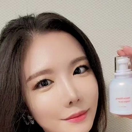 @senii_park on Instagram: "#광고 여름에 제일 해야할 ✨️미백관리✨️ #꼼벨르 인텐시브 화이트닝 컴플렉스 세럼으로 하얘지기!! 미백 핵심 성분이라고 할 수 있는 나이아신아마이드 뿐만 아니