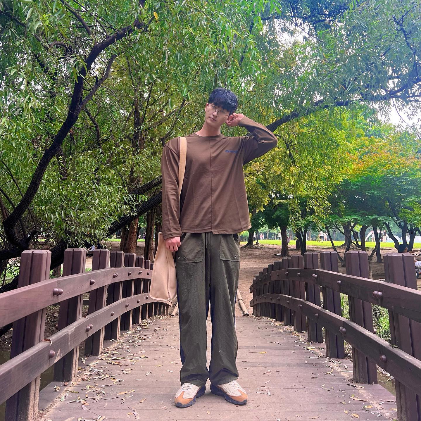 #협찬 오늘은 초코나무숲 코디~🤢
Q. 날씨가 풀리면 다들 어딜 많이 가시나요?? 
.
.
.
이제 날씨가 비 온 뒤로 적당한 기온을 찾아가는 거 같아서 요즘에는 가벼운 겉옷을 들고 다니거나 롱 슬리브를 많이 가지고 다니는 거 같아요☺️
그래서 오늘은 깔끔하지만 숨은 디테일들이 있는 티셔츠를 소개하려고 합니다🤗
바로 ‘젠사이(zensai_kr)’브랜드의 ‘커팅 티셔츠’입니다! 

그냥 짧게 보면 그냥 깔끔한 티셔츠구나라고 생각하겠지만 앞뒤에 사선 절개 패턴이 ✨포인트로 되어있고 뒤판 밑단 절개 라인에 트임 넣어 코트 디테일과 흡사하게 적용하는 디자인이 숨어있어 
같은 티셔츠라도 보다 ✨예쁘고 🖐️손이 많이 가는 제품이니 롱 슬리브 찾고 계신 분들은 이 제품 추천해요👍
.
.
.
#젠사이 #캐주얼룩 #미니멀룩 #티셔츠 #롱슬리브 #티셔츠코디 #긴팔티 #패션코디 #코디룩 #남자옷코디 #코디샷 #일상코디 #패션계정 #패션 #남자코디추천 #오늘뭐입지 #남성패션 #가을코디 #가을코디추천 #오오티디 #남자코디룩