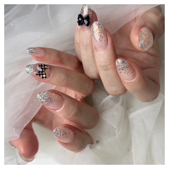#광고 #네일오브윤 nail_ofyoon_2 
분당네일은 야탑네일 네일오브윤 이죠🫶🏻
~네일한날은 참 ~ 신난단말야💅🏻

경기 성남시 분당구 
야탑로69번길 24-8 3층 308호 
네일오브윤
매일 11:00-21:00
예약 필수 
회원, 비회원 가격 동일 🫵🏻😘

분당네일 야탑네일
야탑역3번, 4번출구 나와서 
보이는 큰 야탑광장 
아트박스 건물 3층에 네일 오브 윤이
바로 위치해 있어요🍀

3층 으로 올라가서 보니 
핑크 핑크한 네일 샵에 오늘전
블링블링하게 길이까지 
연장하면서 기분내서
해봤어요~ 갑자기 이번주내내 
어디 가야할거같죠🫰

전 마른평범한 체격은 아니라 
다른곳에 좁은좌석은
불편한데 여긴 폭신하고 
편히 쉬라고 해놓은 
넓은  의자가 있어서 엊그제 
페디 받는데도 기분이 좋았거든요

야탑 네일 오브 윤은
가성비 최고에 거품1도 없는데
회원 비회원 가격이 글쎄
동일하다는거!!! 정말 놀랍지 않습니카?!!! 
꺄아❤️❤️ 
여기 동네단골 되야지❤️

#네일오브윤#용인네일 #수지네일샵추천 #분당네일잘하는곳#야탑네일 #분당네일 #모란네일 #서현네일 #미금역네일 #미금네일 #정자네일 #분당네일 #정자네일 #판교네일 #nail #bundangnail #bundang 
#pedicure #korea #manicure