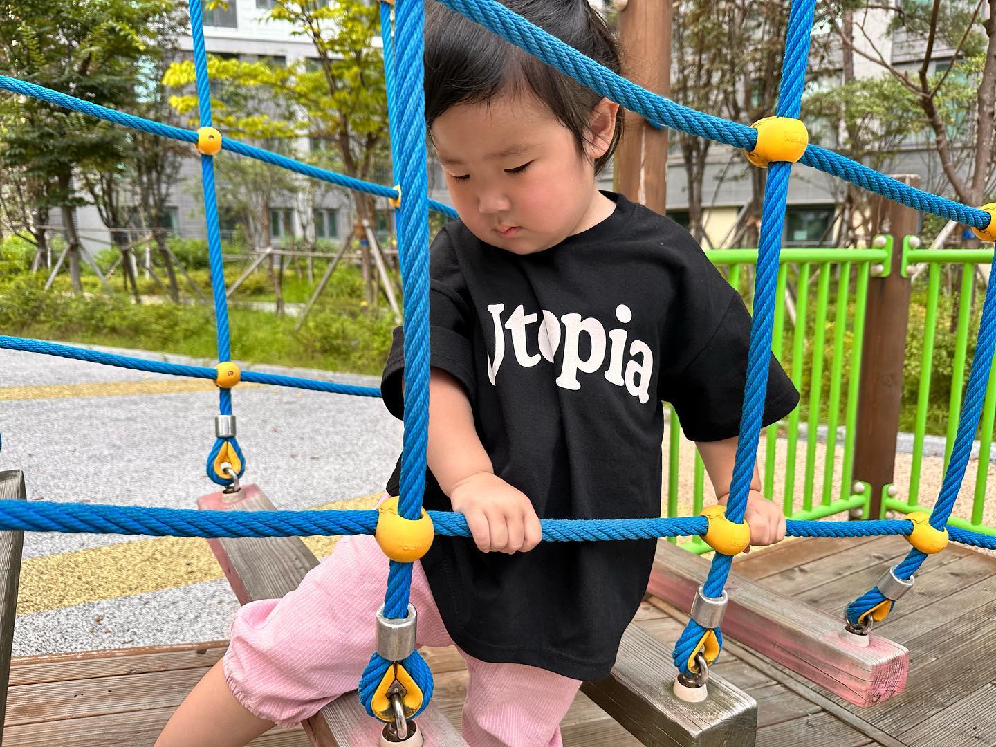 #가정보육

환절기가 드디어 왔구나 

요즘 아데노바이러스 유행이라는데 월욜까진 괜찮다가 기침이 심해서 이틀 가정보육 

다행히 아데노는 아닌걸로~
어제까진 먹는게 시원찮다가 오늘 아침부터 잘먹네 기특

#힘내 #감기조심