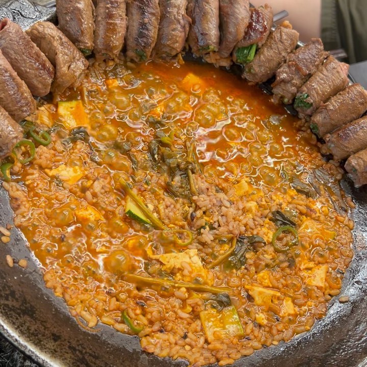 #산정집 #박순례손말이고기 
드라이브 겸 맛집찾아 떠났던 곳으로 신서유기에도 나왔던 비주얼 폭발☄️손말이고기! 원주에 본점이 있는데 일요일 휴무라 주말에 가면 다팔려서 못먹는 경우도 있다고 들었다. 우리는 평일 오픈시간에 도착해서 대기 없이 바로 먹을 수 있었다. 한우라 가격이 좀 있다🐮 손말이고기 2인분에 된장찌개랑 공기밥 추가해서 먹었다!

🍽️말이고기
1인분에 15개 말이고기가 나온다. 한층을 한번에 쏵 올려서 구워주는데, 금방 익으니 익으면 테두리로 옮겨줘야함! 입에 넣으면 부추향과 한우가 어울어져 입안에서 춤을 춘다. 한우만 계속 먹으면 느끼하게 느껴질 수 있는데, 부추랑 같이 씹히니 계속 먹게된다! 1판 다 먹을 쯤 2번째 판 열심히 구워주고, 테두리에 옮긴다음 된장찌개를 주문한다!

🍽️된장찌개 + 공기밥
고기를 테두리로 옮긴 후 고기기름을 닦아준다음 된장찌개를 바로 부어주신다. 된장찌개가 끓을 쯤 공기밥 넣어서 죽처럼 말아주면 완성!
된장밥이 좀 짤 수 있는데, 고기랑 같이 먹어주면 딱 알맞다! 꼭 된찌랑 함께 먹어보세요🤭

중간중간 도와주시지만 직접 구워야해서 정신없다. 그래도 고기가 금방 익어서 괜찮았어요! 가성비 맛집은 아니지만 원주오면 한번은 먹어볼만한 맛집이에요! 광화문점도 있다하니 원주가 힘들면 광화문점 가도 좋을듯해요😊

#맛스타그램 #먹스타그램 #푸드스타그램 #맛집 #맛집추천
#부부스타그램 #럽스타그램 #데이트맛집
#원주 #원주맛집 #원주가볼만한곳 #된장 #고기 #고기맛집 #한우 #한우맛집 
#재미잇 #잼잇 #재미부부

#일상 #선팔 #맞팔 #jmt #food #daily