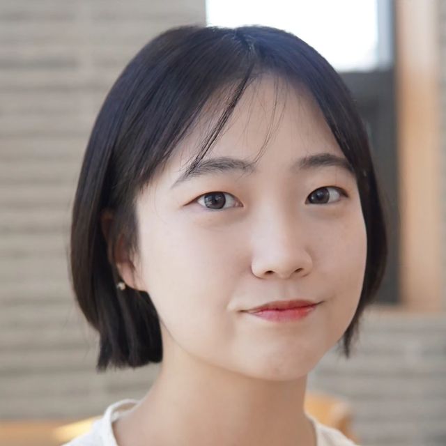 꽃양  / 20대 뷰티스러운 일상 on Instagram: "간만에 단정한 셀카 ❤️ 
오랫만에 언니랑 카페놀이 
수다수다를 열심히 떨어 봤어요 
진짜 이렇게 하면 스트레스 날렷!

요즘도 애정하는#인형렌즈 
최애 #써클렌즈  #오로라렌즈
포인트가 되면서 진짜 영롱한 눈빛이 되는 써클렌즈 
#컬러렌즈 원데이 #렌즈강추 @ololalens_kr"